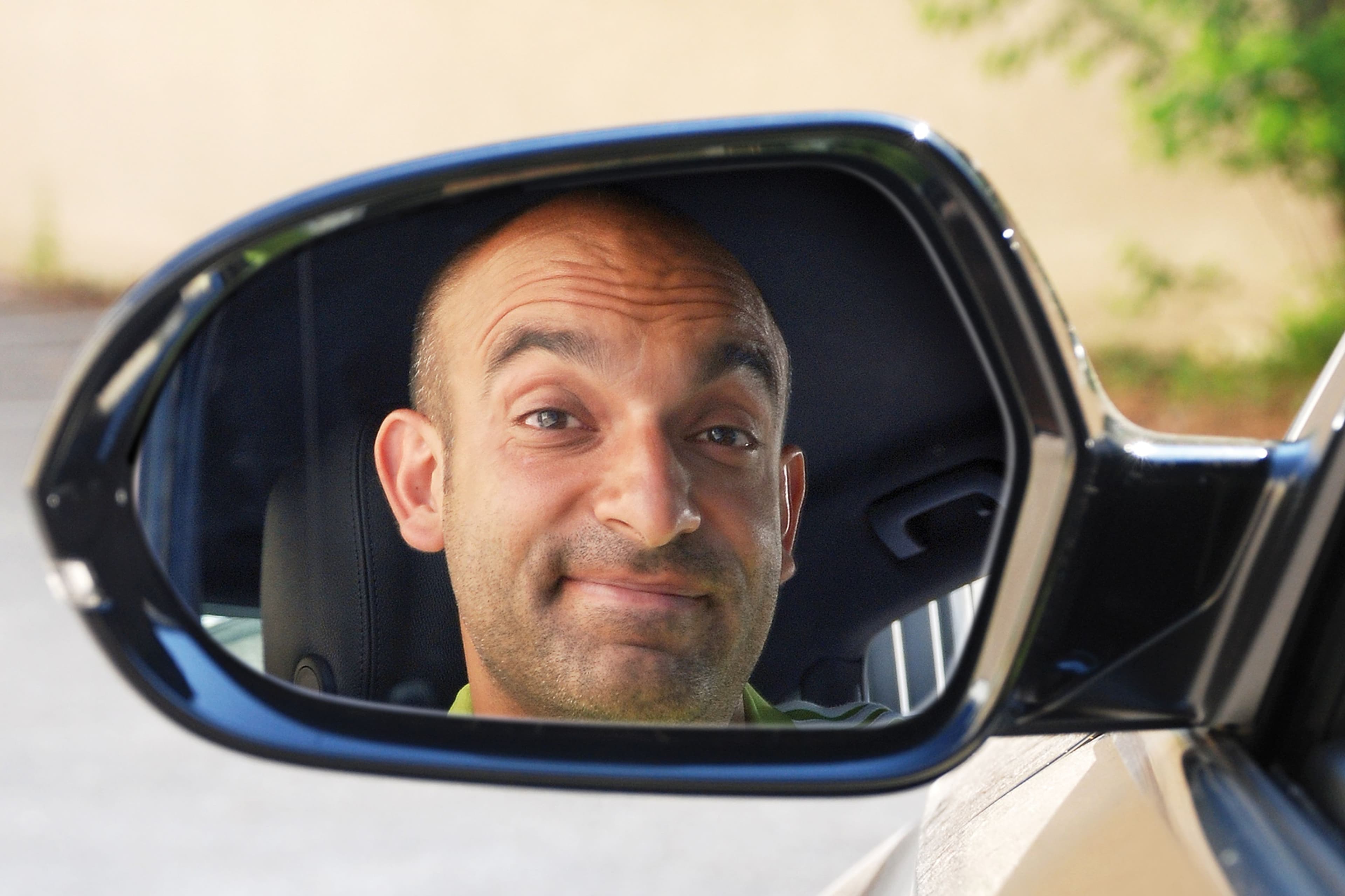 Kabarettist Django Asül präsentiert seinen satirischen Jahresrückblick auf der Kulturbühne Max.