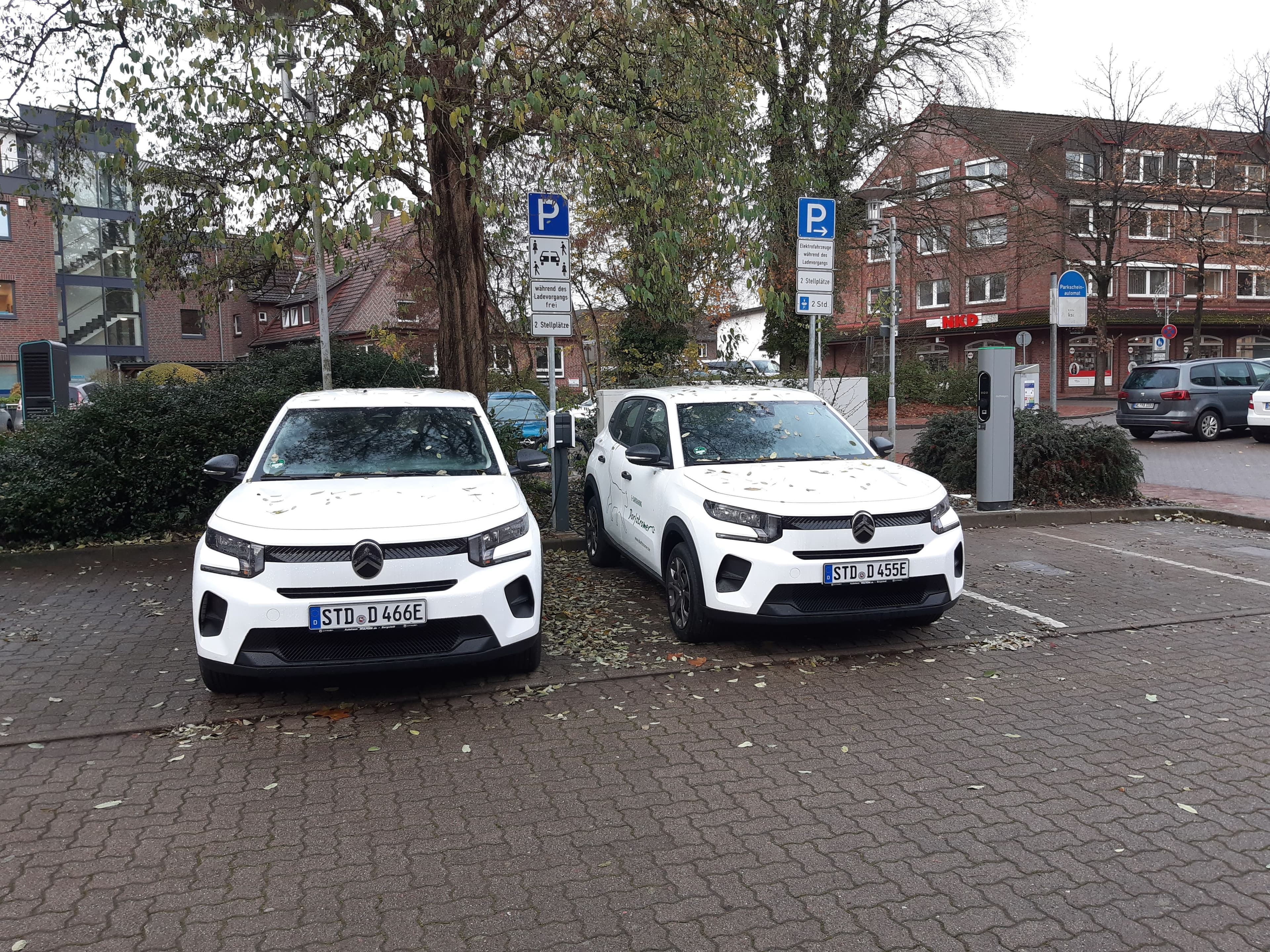 Die beiden Carsharing-Fahrzeuge am Caspers Hoff in der Buchholzer Innenstadt.