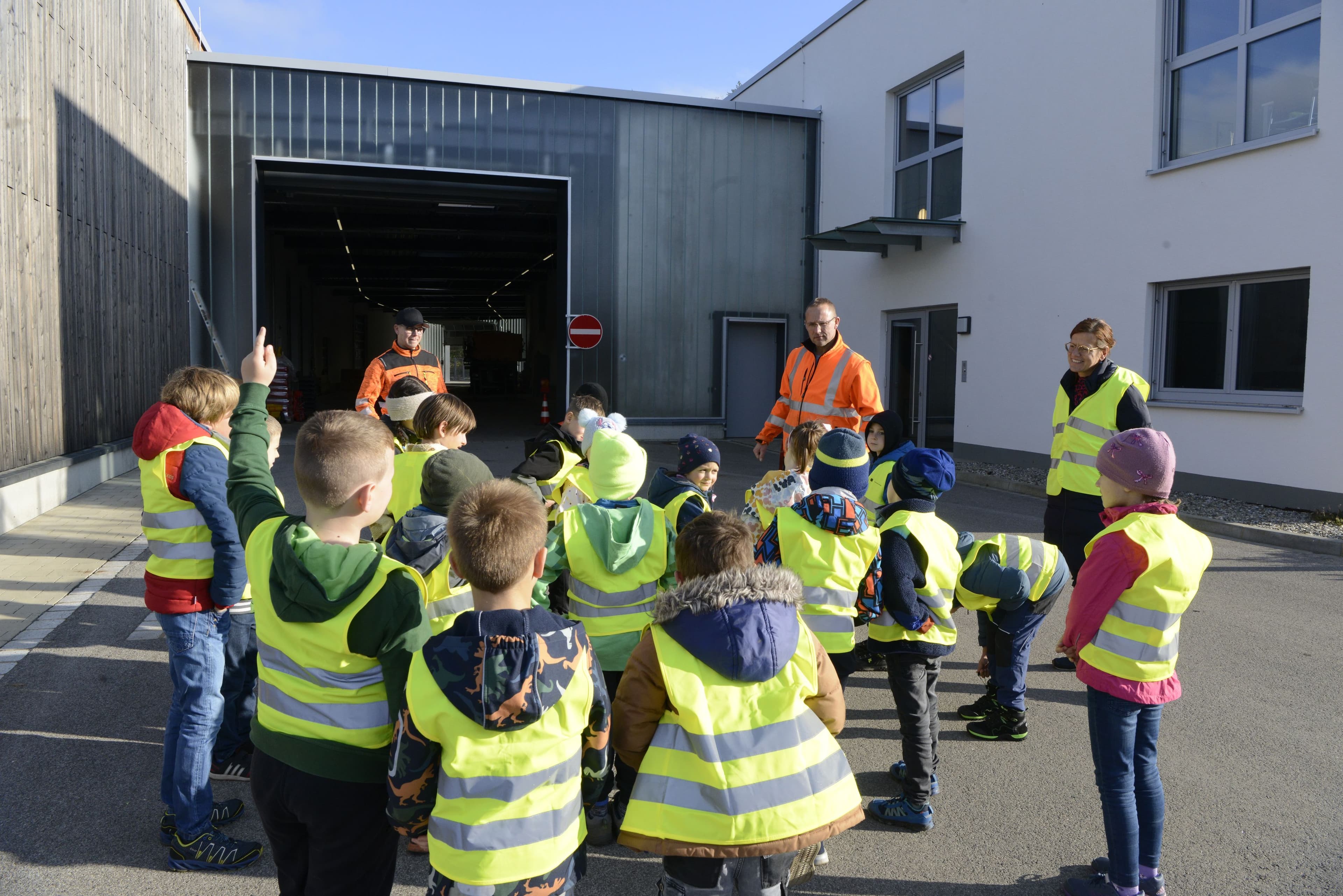 Kinder besichtigen den Bauhof Lauf bei der City Scouts Veranstaltung unter Führung von Lars Valdeig.