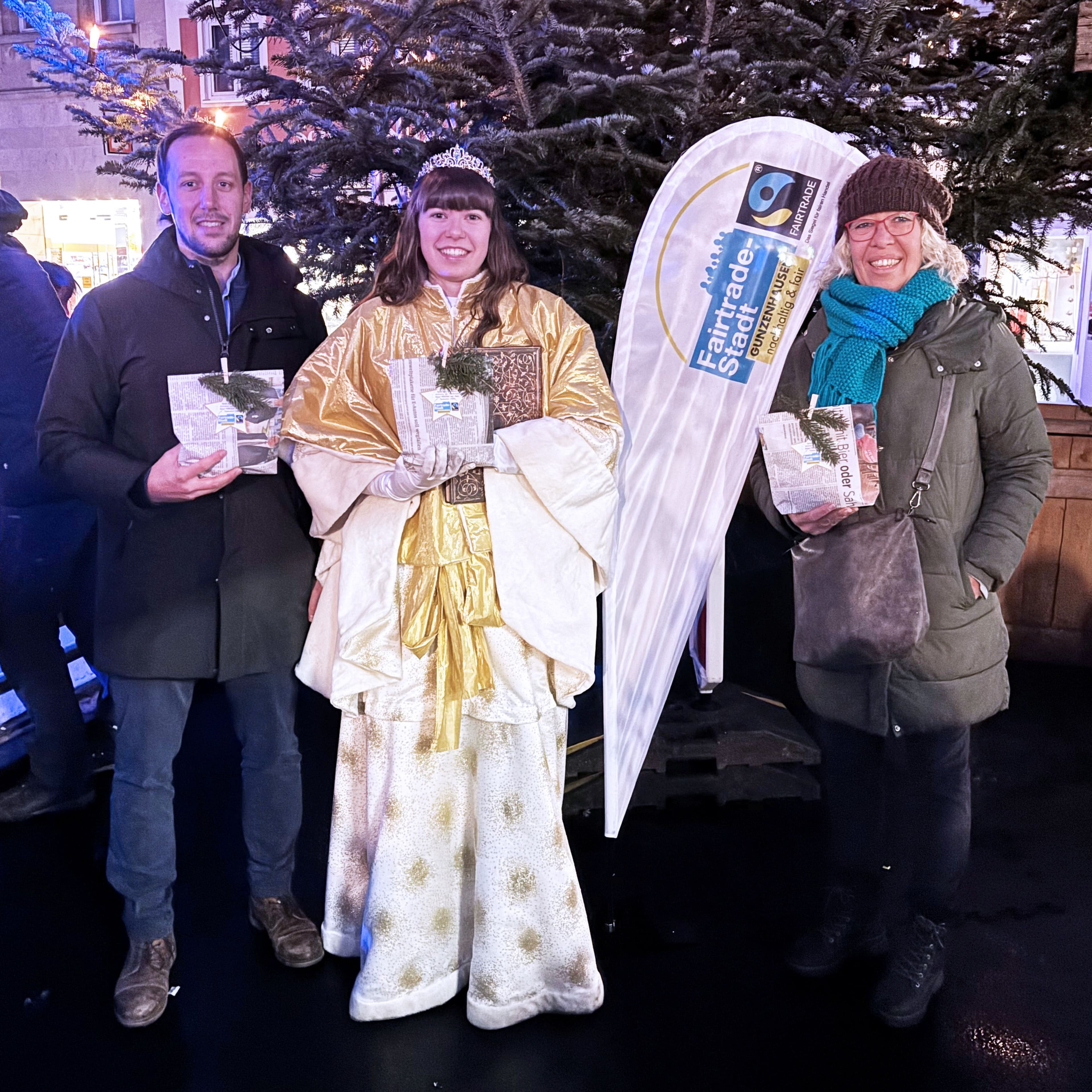 Christkind Emma-Theresa Eckerlein besucht die Eisbahn am Marktplatz mit Geschenken und nachhaltiger Botschaft.