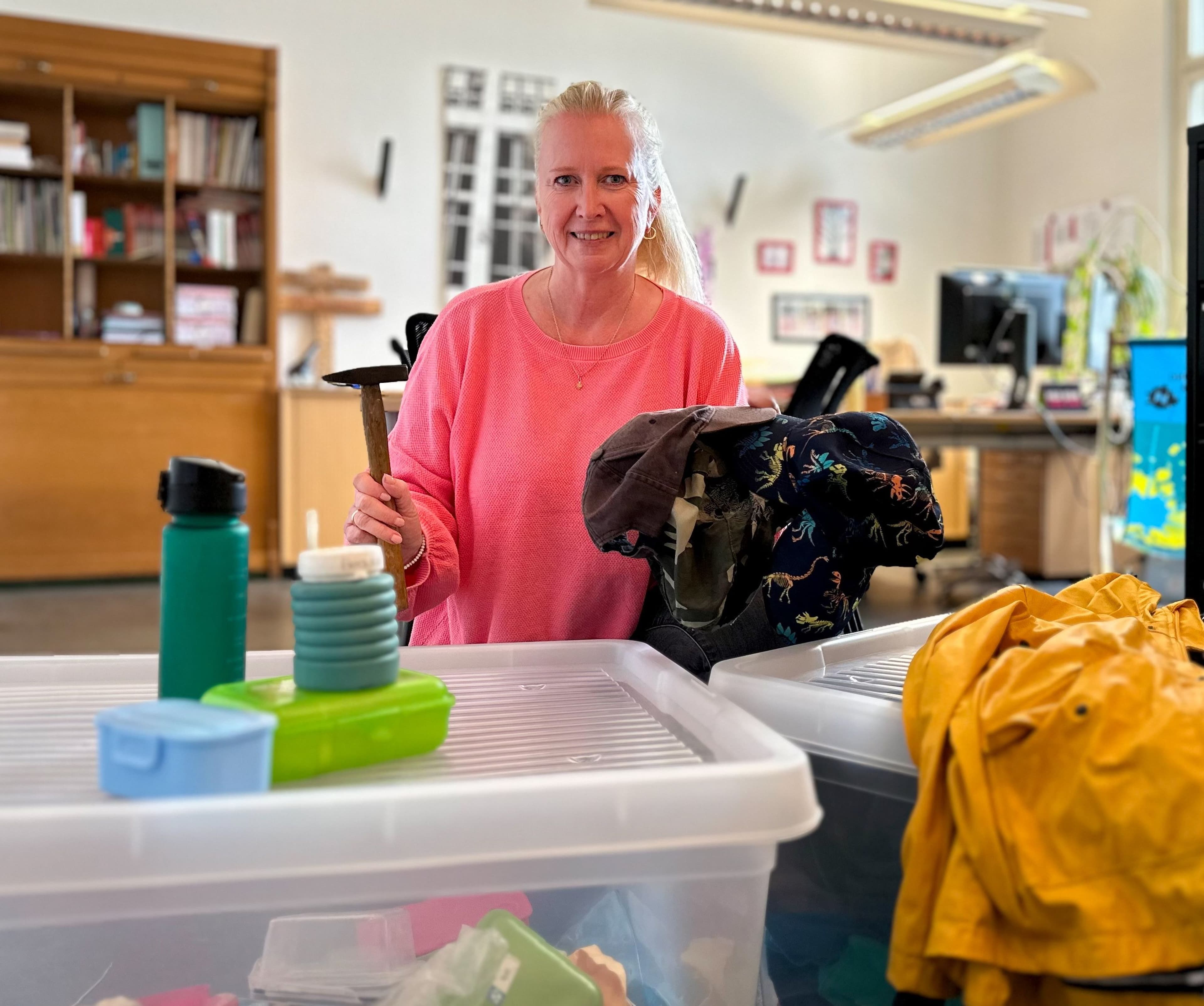 Leiterin der Abteilung Jugendförderung und Jugendkultur stellt Fundsachen des Ferienspaßes vor.