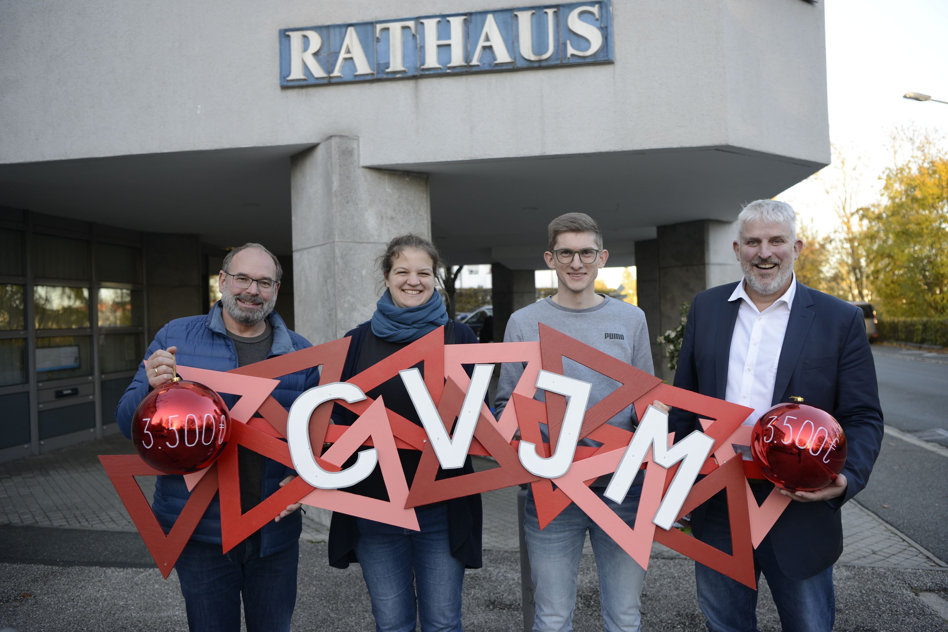 Spendenübergabe vor dem Laufer Rathaus mit Vertretern des CVJM, Bürgermeister und Pfarrer.