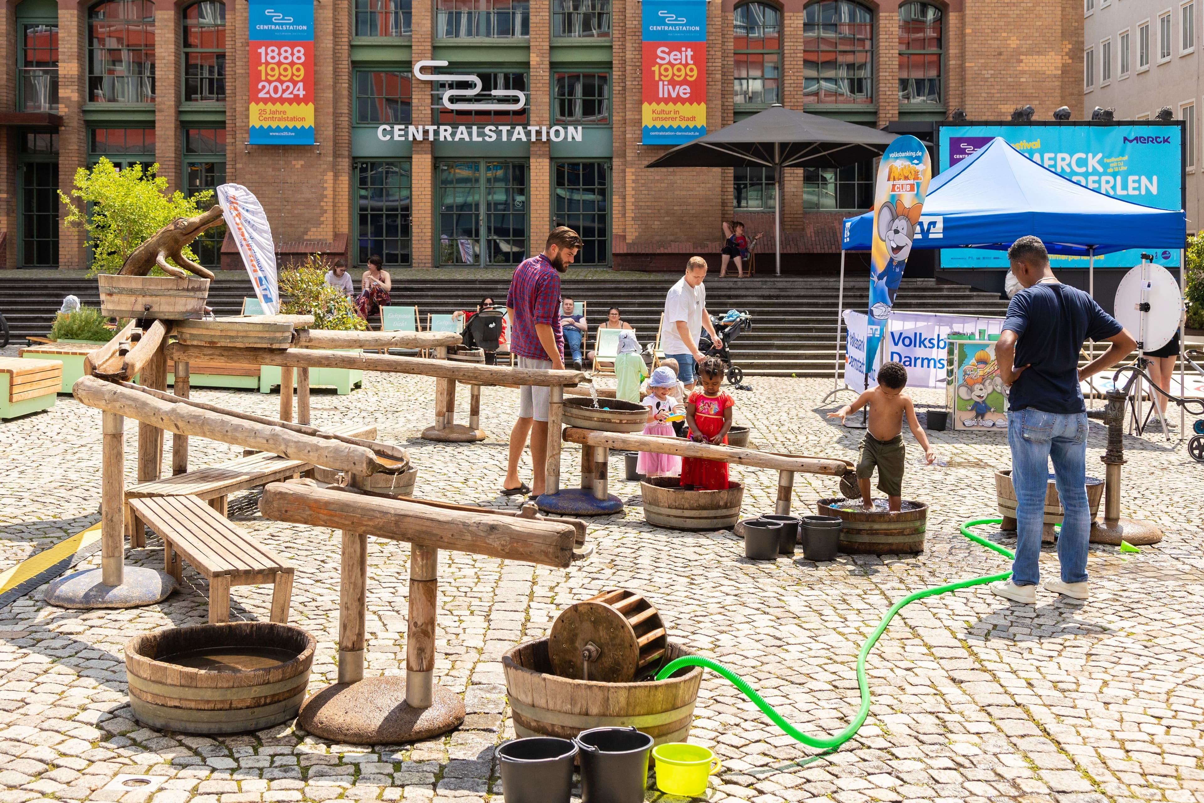 Das Wasserspielmobil ist ein mobiler Wasserspielplatz und bietet Spaß für Kinder bis 10 Jahren.