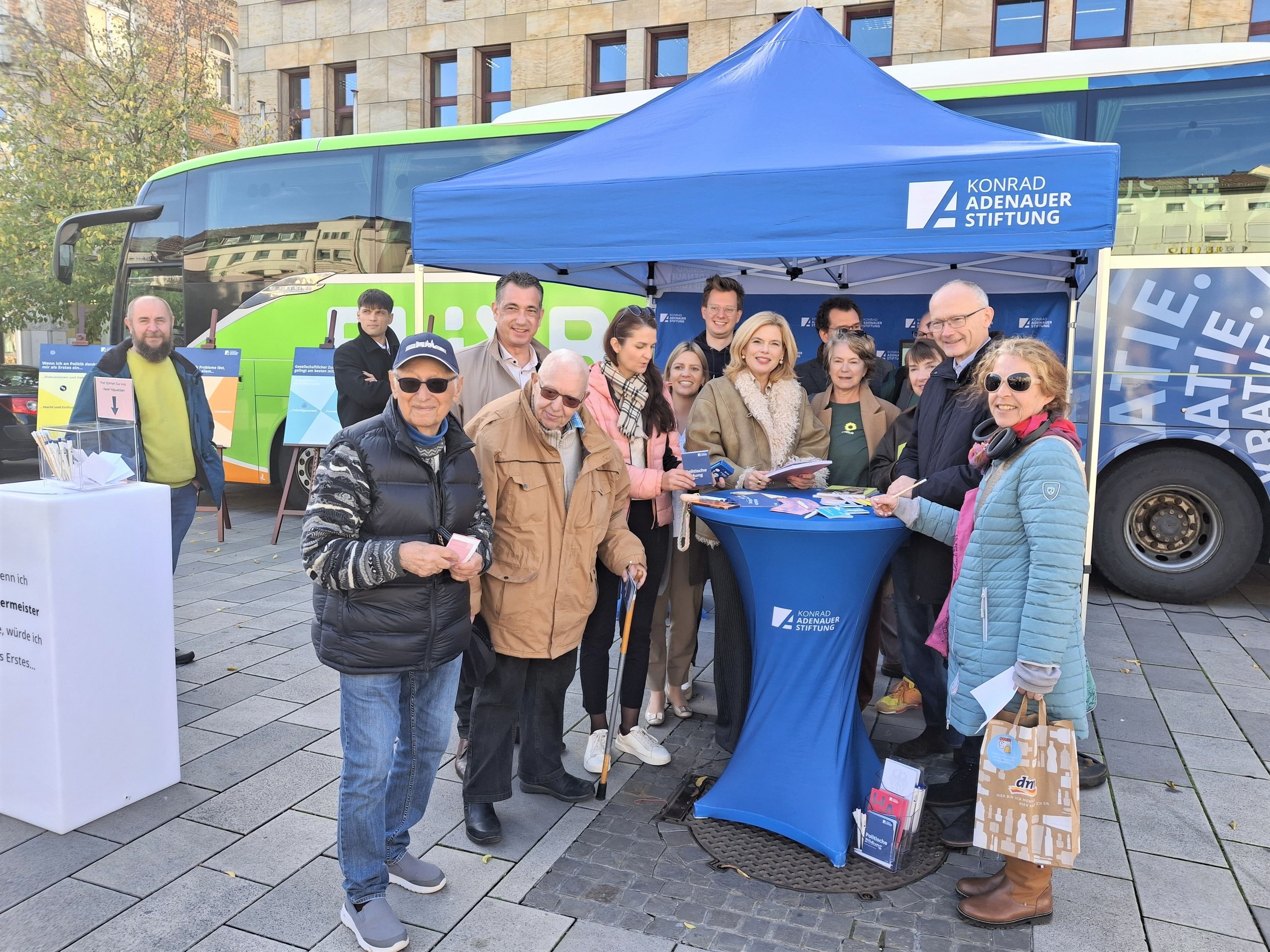 Die Demokratiegestalter-Bustour machte Station auf dem Bad Kreuznacher Kornmarkt und bot interaktive Aktionen für Besucher.