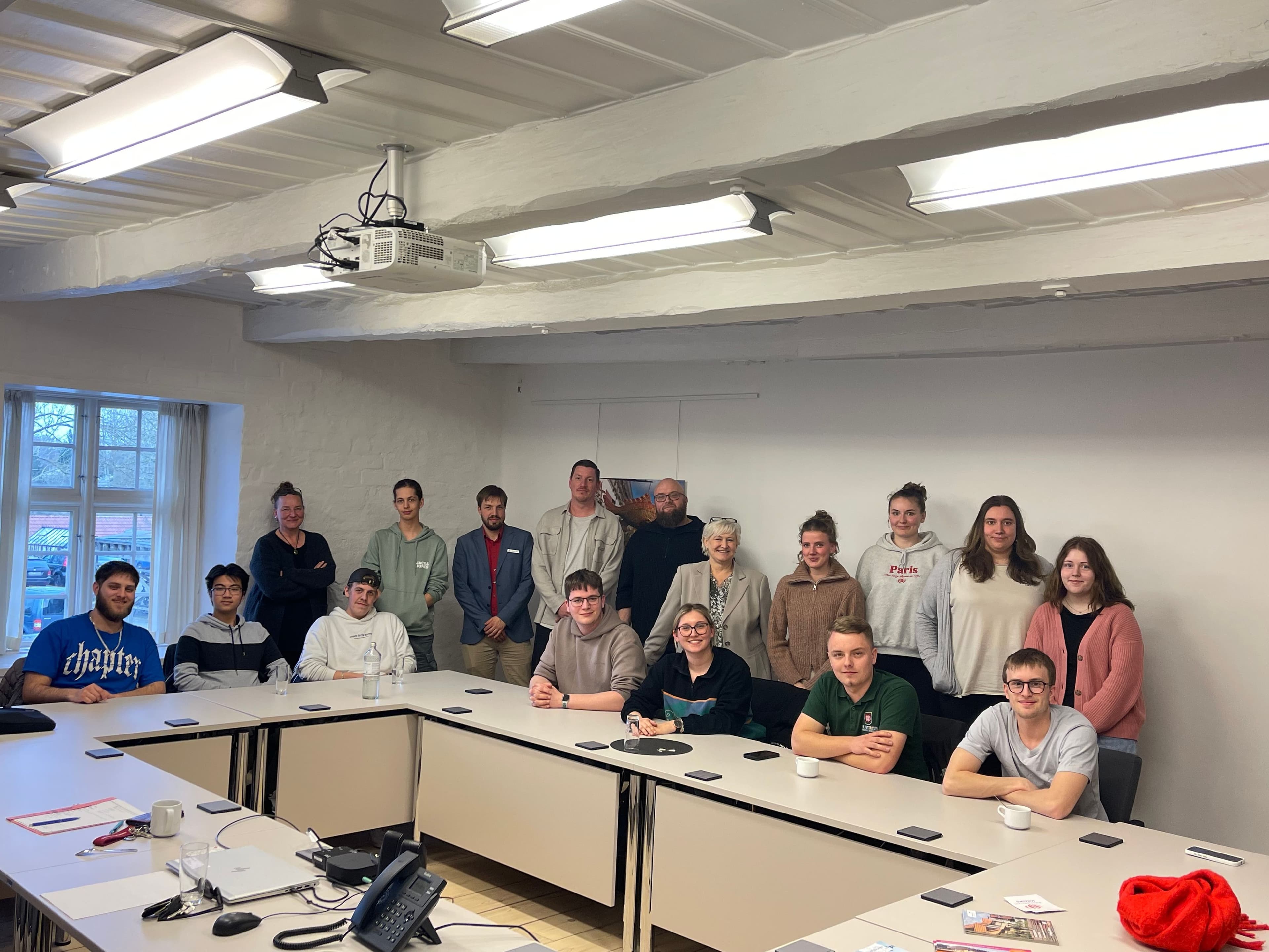 Junge Delegation aus Waren besucht Schleswig zum Austausch über Wikingerkultur und Demokratie.
