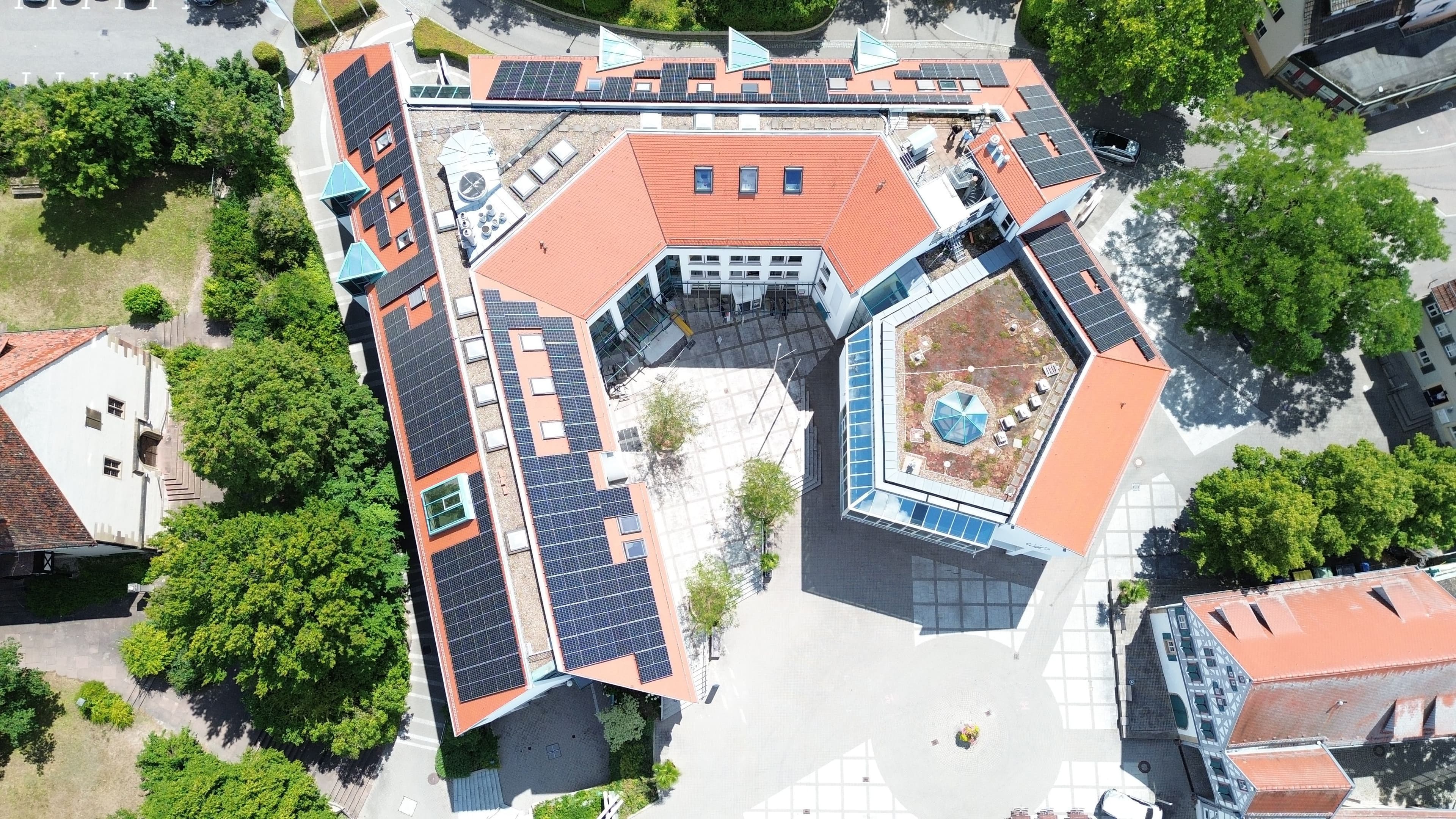 Photovoltaik-Anlage auf dem Dach des Ditzinger Rathauses erzeugt nachhaltigen Strom.