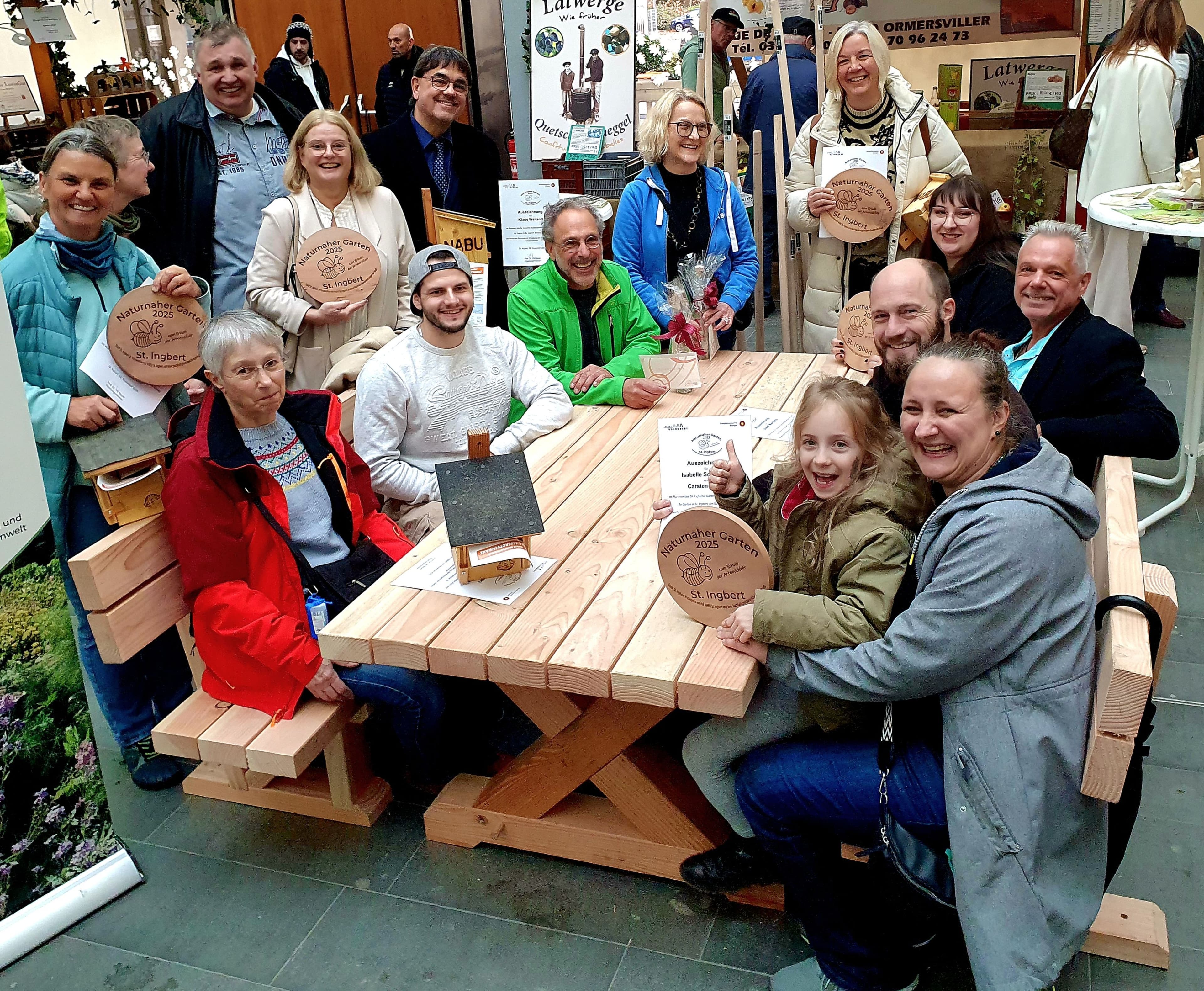 PreistrĂ€gerinnen erhalten die St. Ingberter Gartenplakette fĂŒr naturnahe Gartengestaltung.