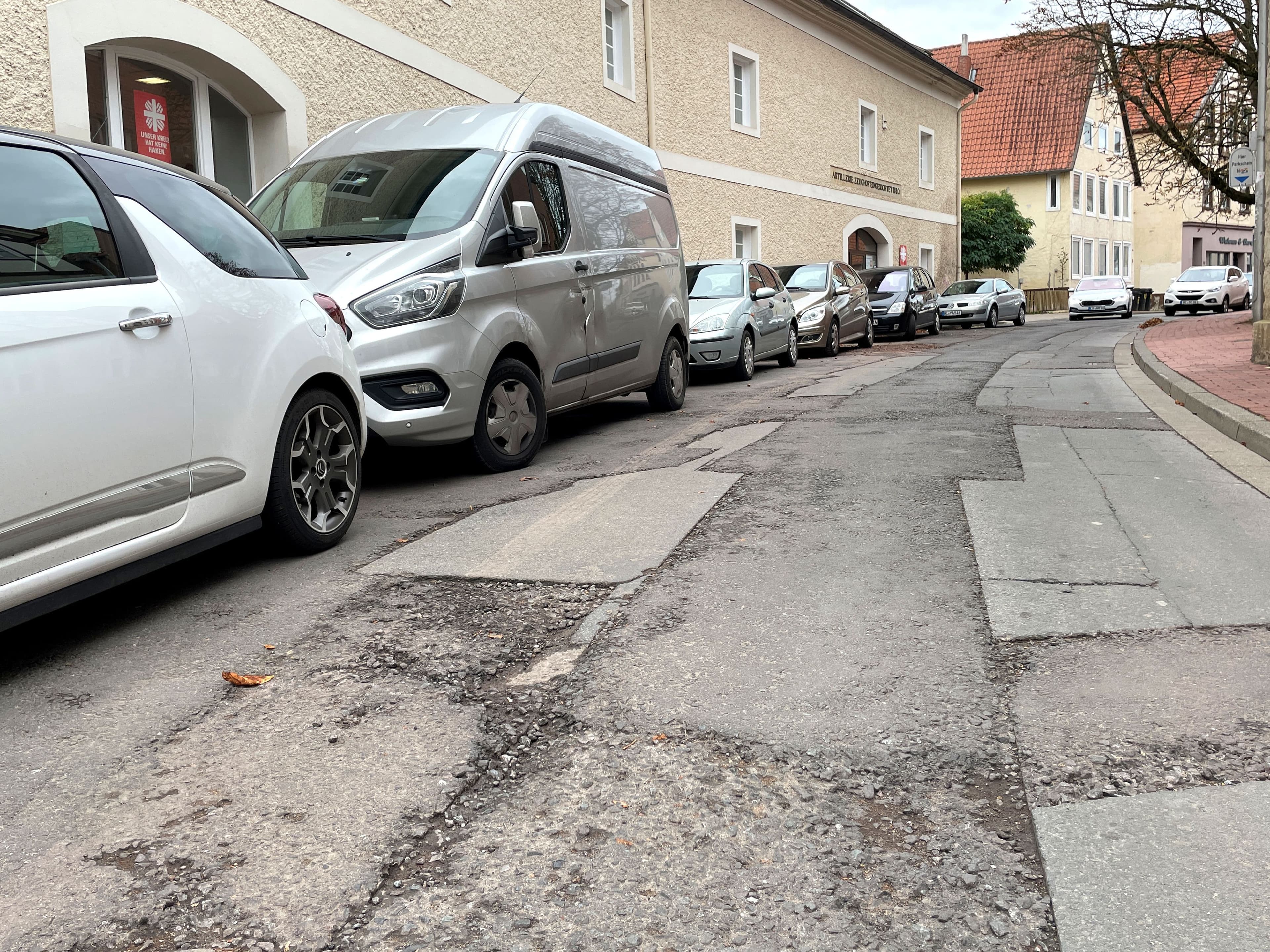 Straßenausbau der Königstraße mit neuen barrierefreien und gepflasterten Bereichen wie in der Hahler Straße.
