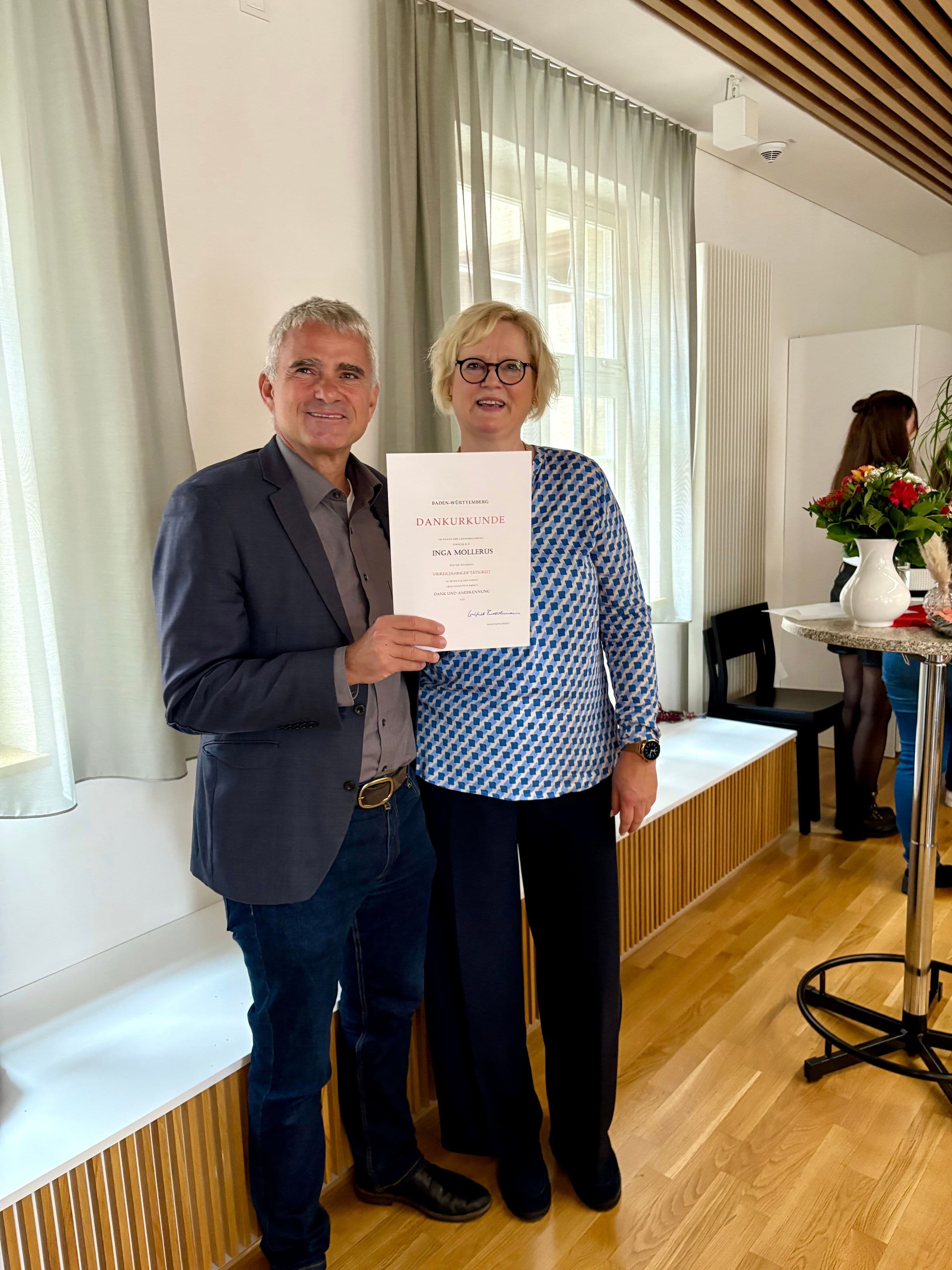 Frau Mollerus feiert ihr 40-jähriges Dienstjubiläum im öffentlichen Dienst der Stadt Sachsenheim.