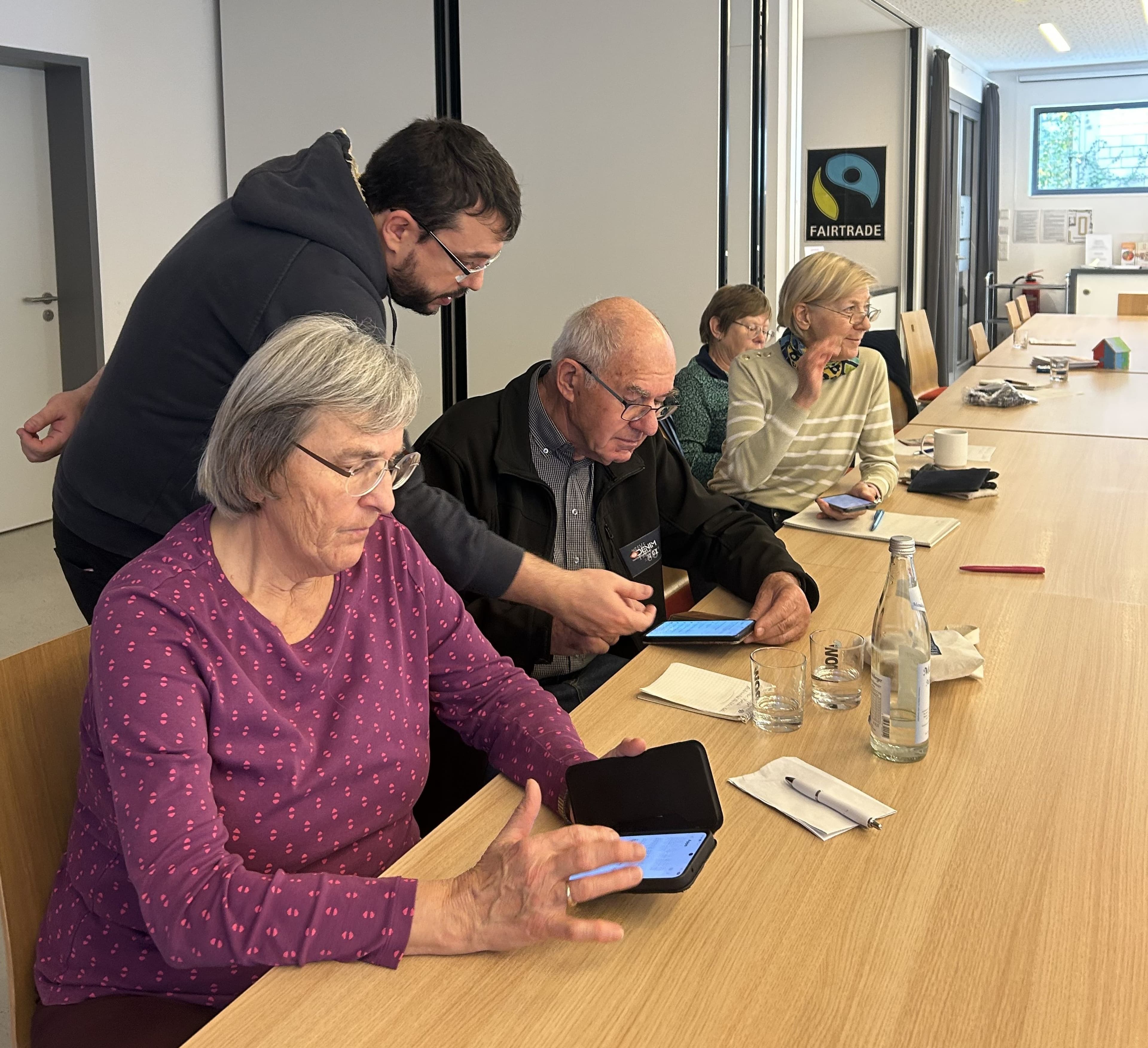 Digitale Workshops im Bürgerhaus unterstützen Senior:innen beim Umgang mit Apps am Smartphone.