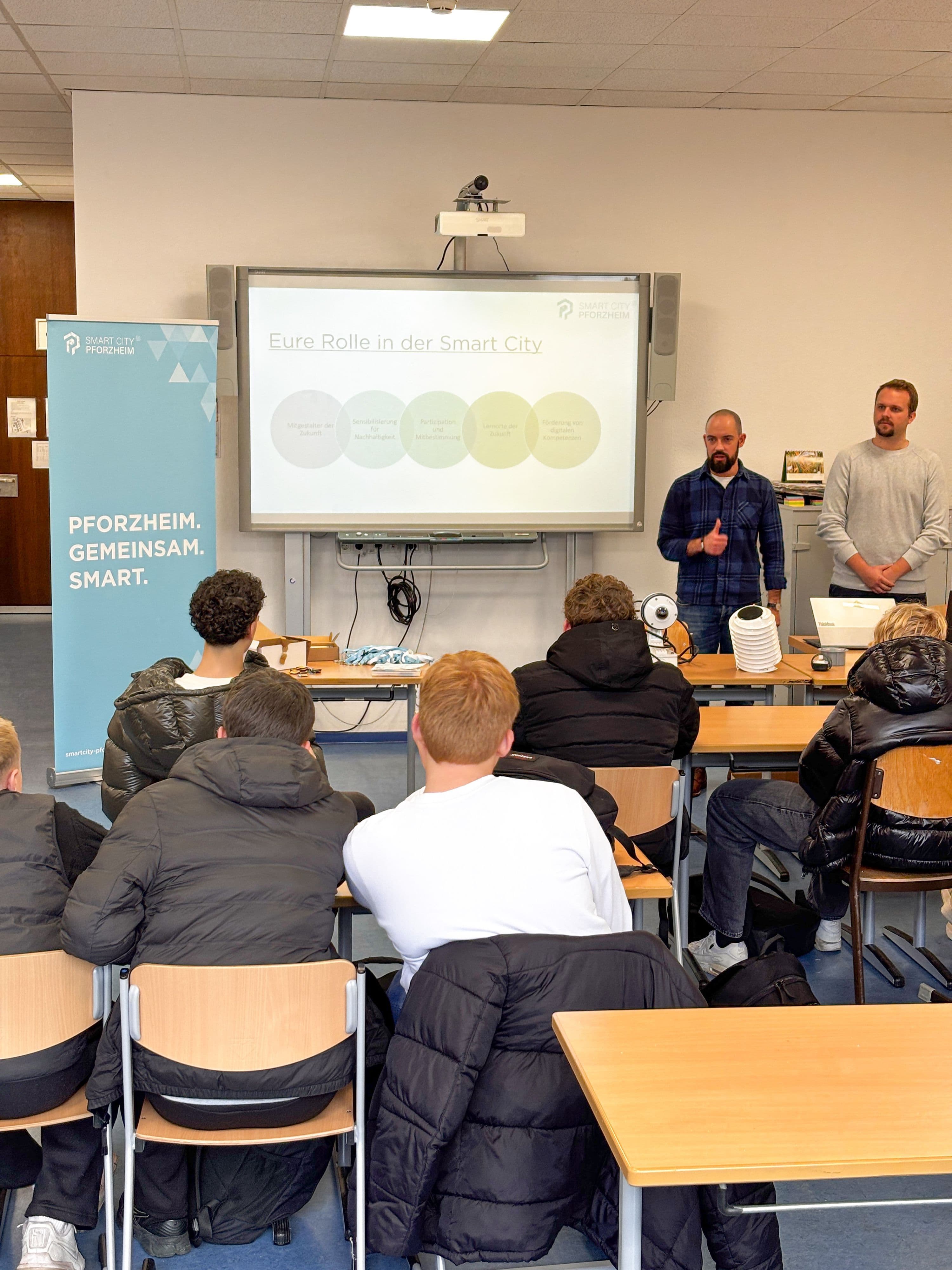 Schüler:innen des Schiller-Gymnasiums beim Projekt DigitalSchoolStory x Smart City Pforzheim.