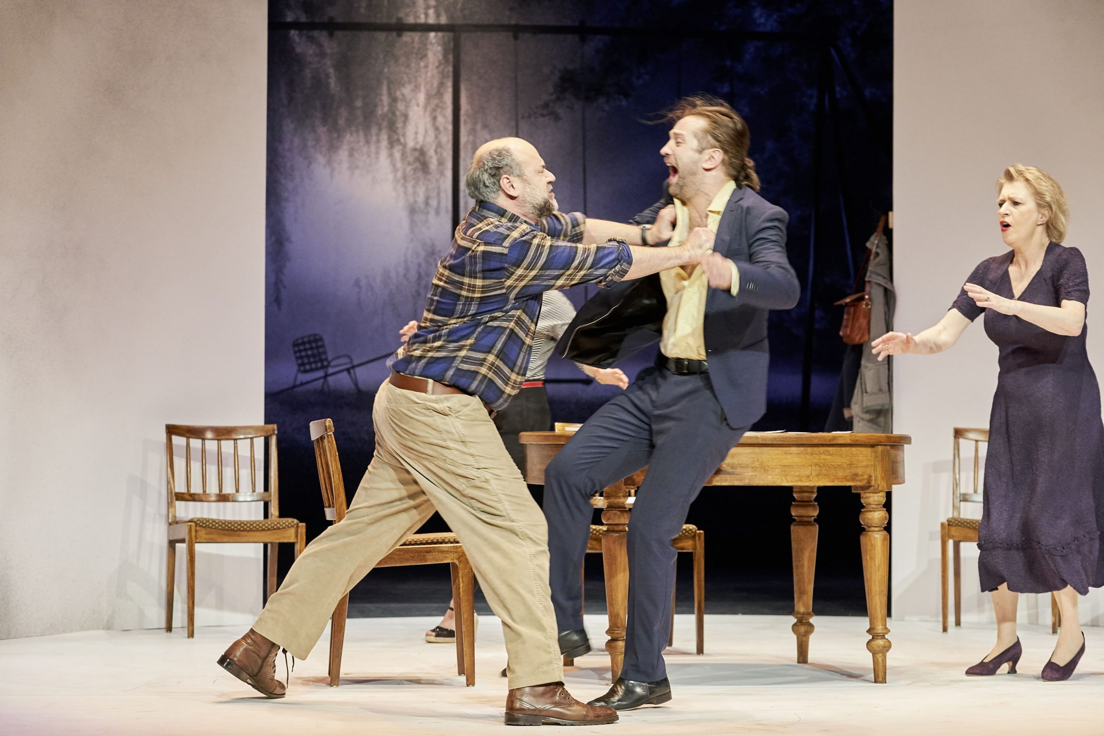 Taekwondo-Weltmeisterin Sylvia Höhfeld hinterlässt ihre Unterschrift im Goldenen Buch der Stadt Erkrath, empfangen von Bürgermeister Christoph Schultz und Beigeordnetem Michael Pfleging.