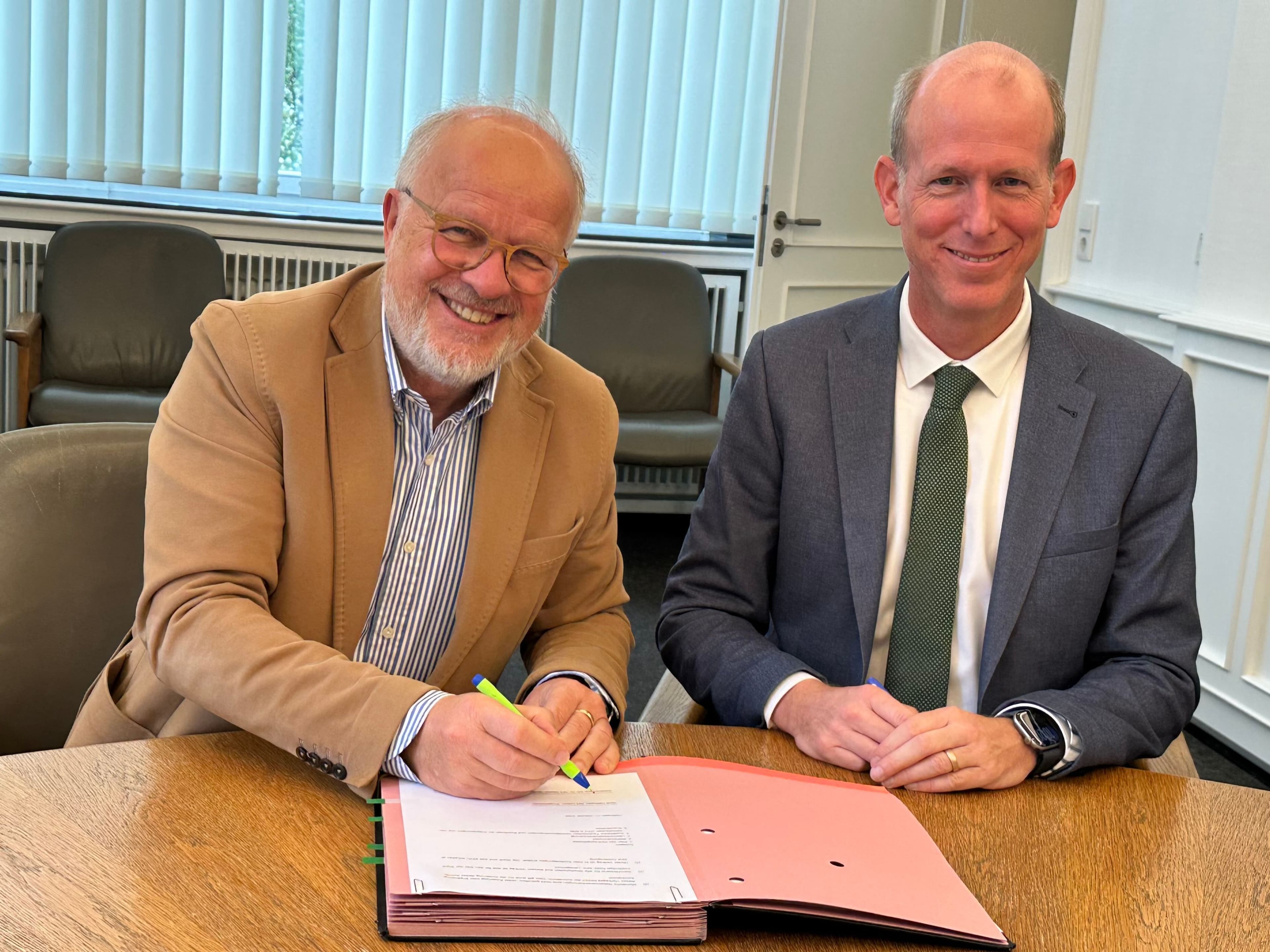 Bürgermeister Dirk Glaser und Gelsenwasser-Vorstand Dr. Dirk Waider unterzeichnen den Wasserkonzessionsvertrag.