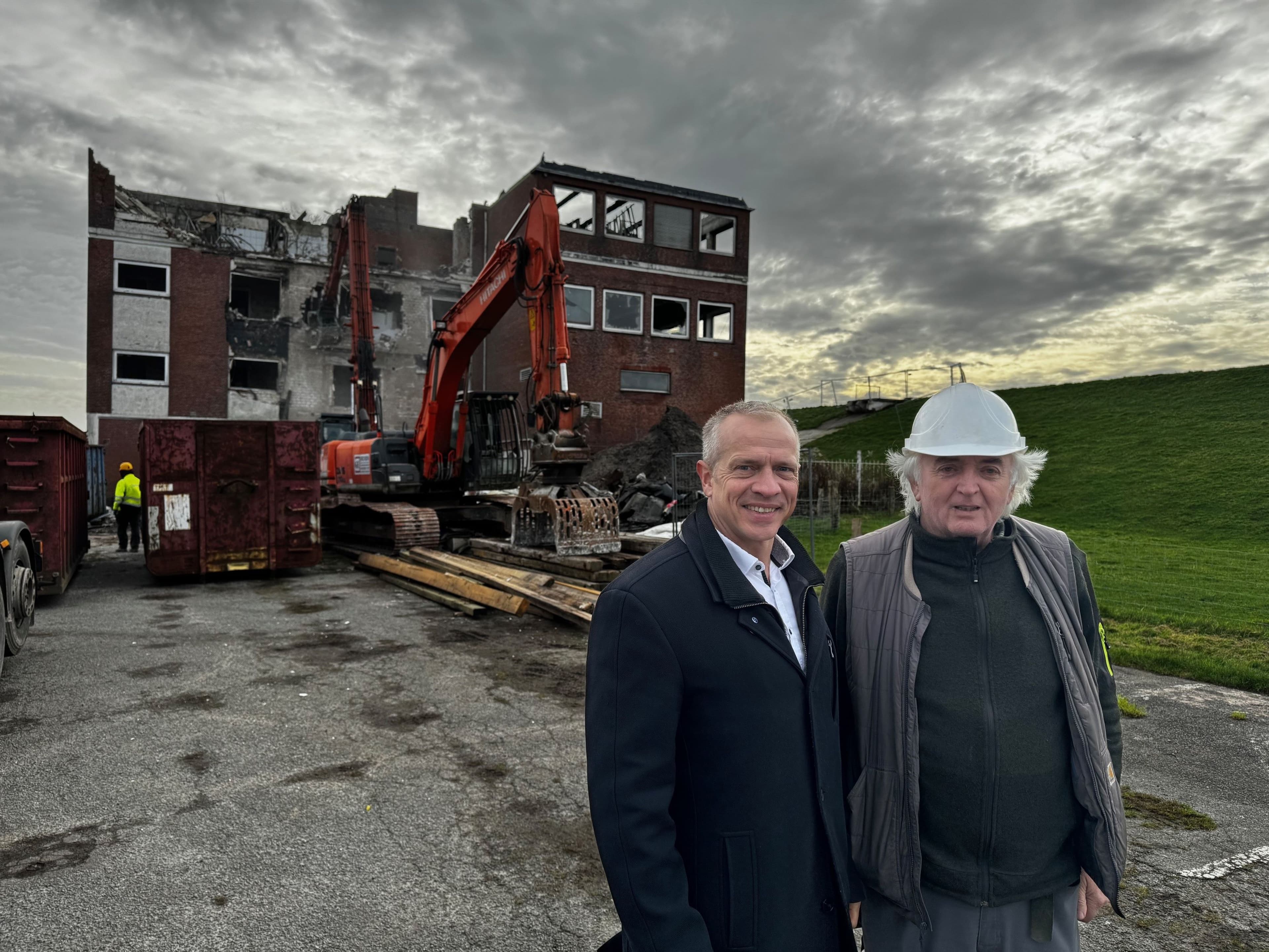 Bürgermeister Martin Kindl und Unternehmer Günter Erichsen vor dem Gelände der Dockkoogspitze.