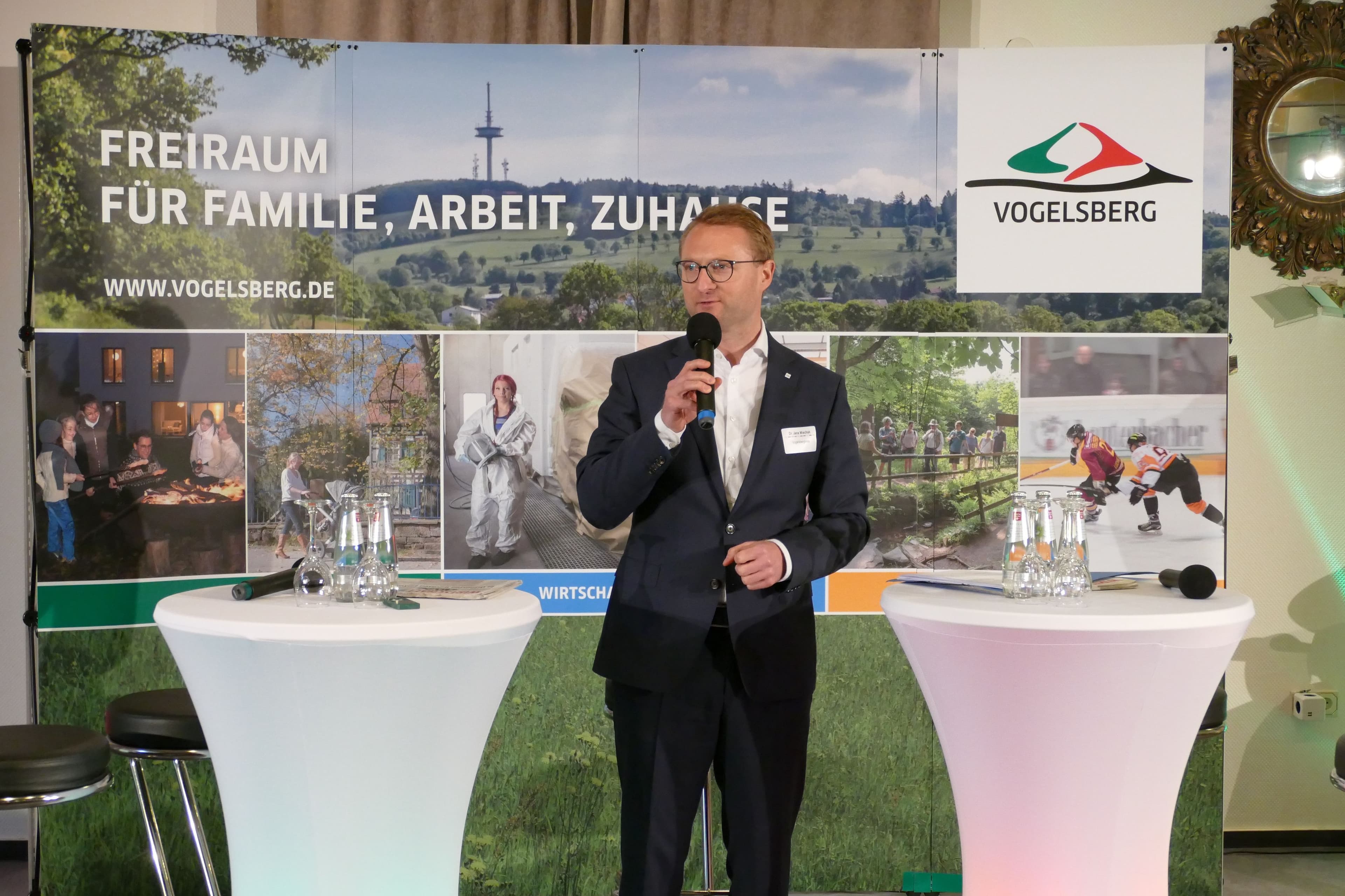 Landrat Dr. Jens Mischak begrüßt die Teilnehmer beim Unternehmer-Dialog.