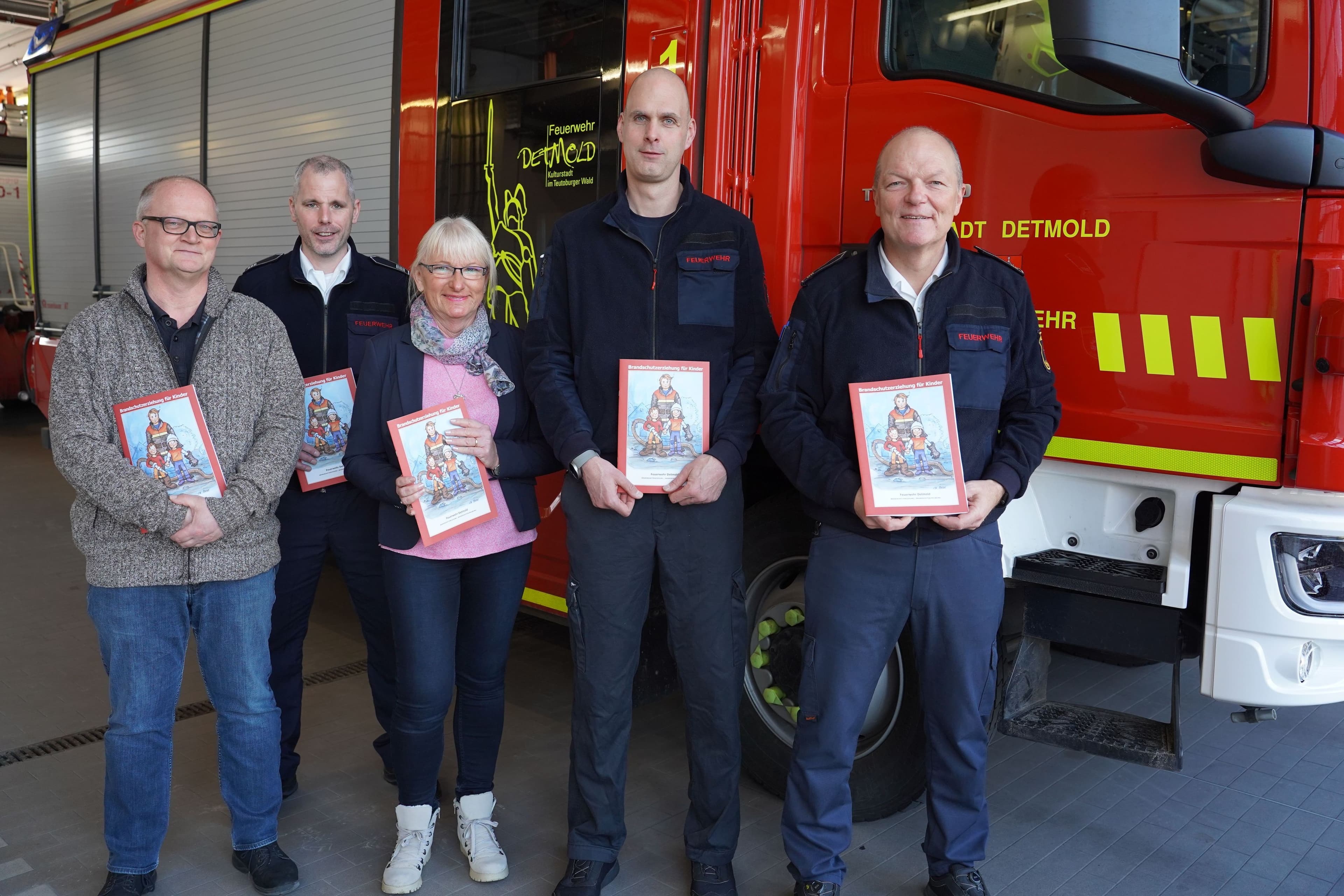 Vertreter von Feuerwehr Detmold und K&L Verlag präsentieren die neuen Malbücher zur Brandschutzerziehung. Vertreter von Feuerwehr Detmold und K&L Verlag präsentieren die neuen Malbücher zur Brandschutzerziehung.