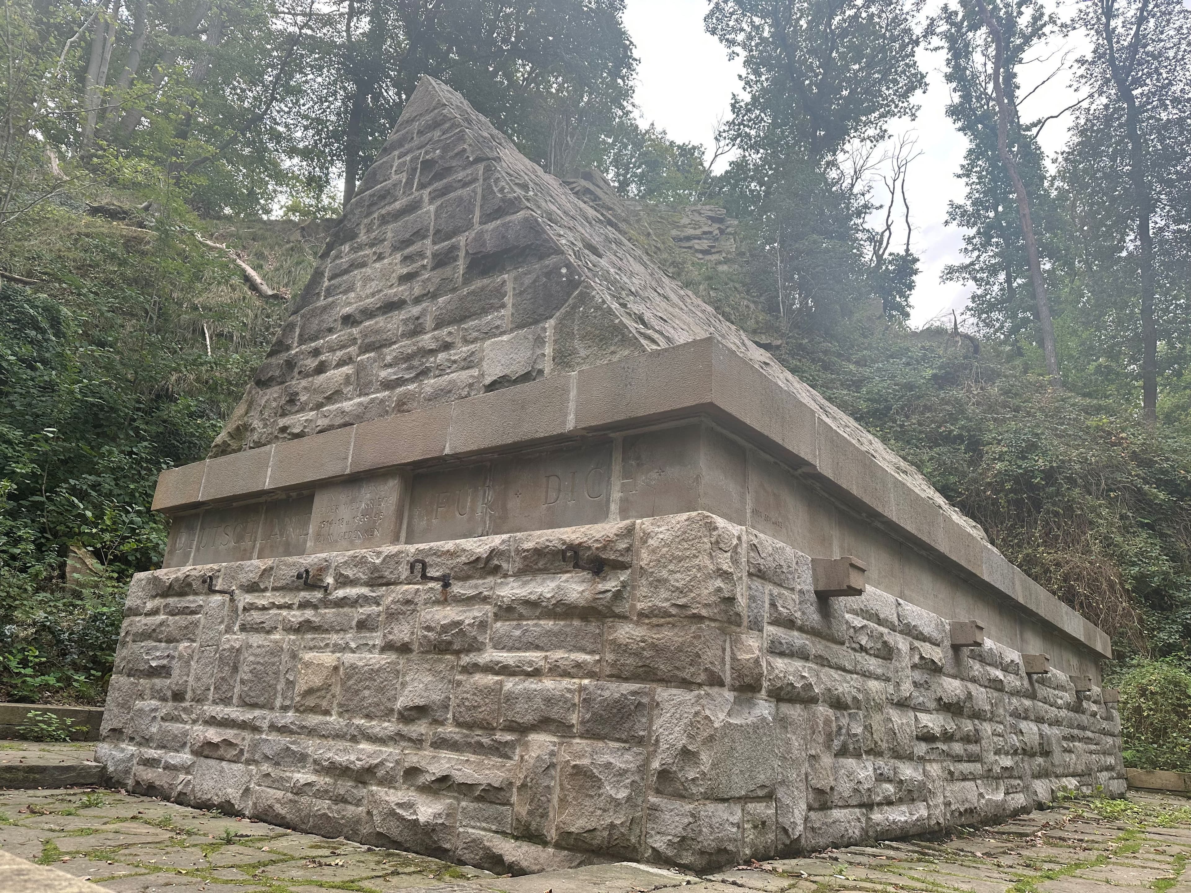 Das Ehrenmal im Schulenbergwald ist zentraler Ort der Gedenkfeier zum Volkstrauertag in Hattingen.
