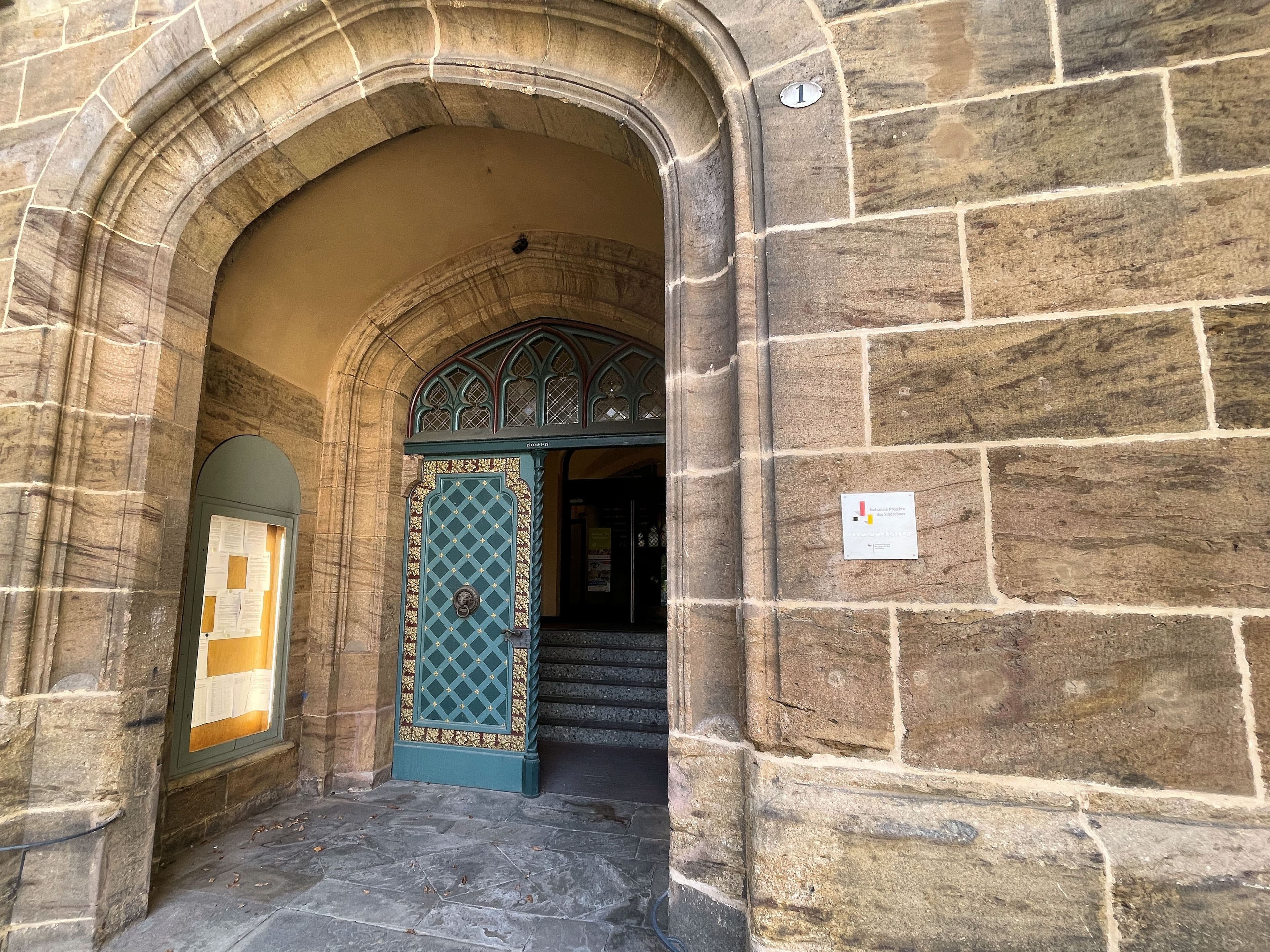 Sanierte Fassade und Zwiebelturm der Alten Regierung am GroĂen Domhof in Minden nach Abschluss der Sanierungsarbeiten.
