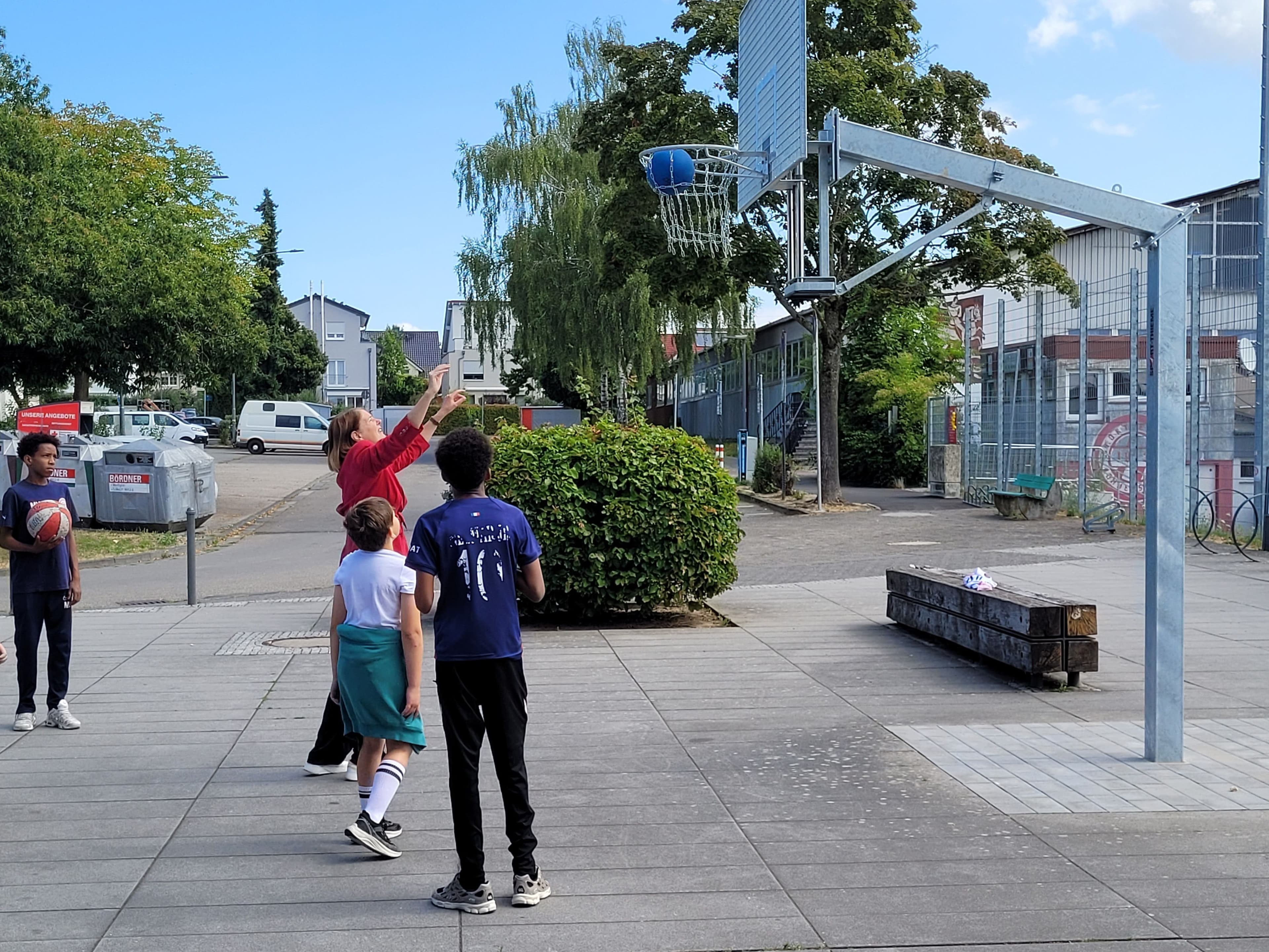 Kinder und Jugendliche beim Einwerfen an der neuen Basketball-Anlage an der Burgwiesenhalle in Oberursel.