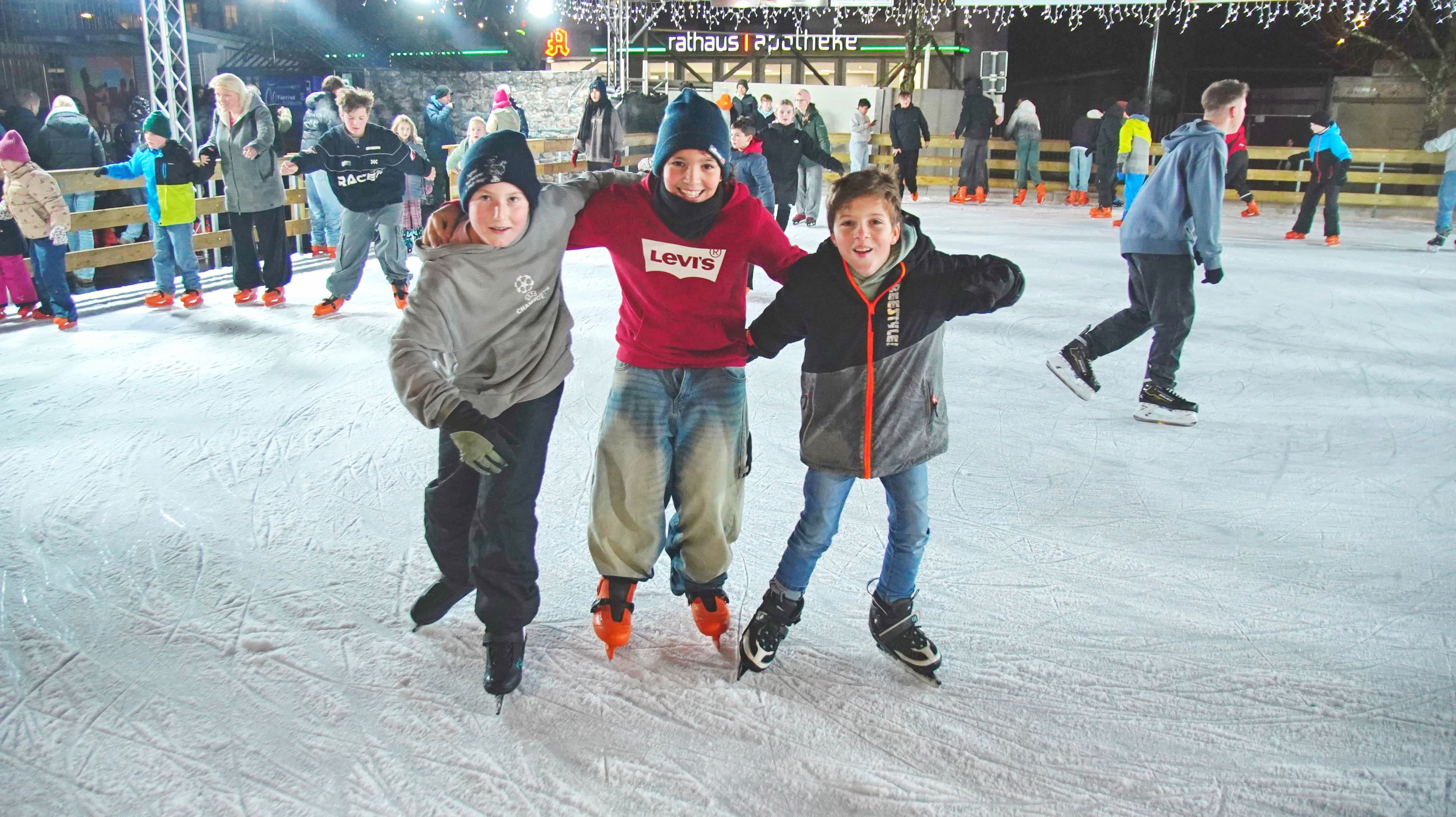 Eislauf-Arena und Weihnachtsmarkt im Haigerer Stadtzentrum sorgen für festliche Stimmung.
