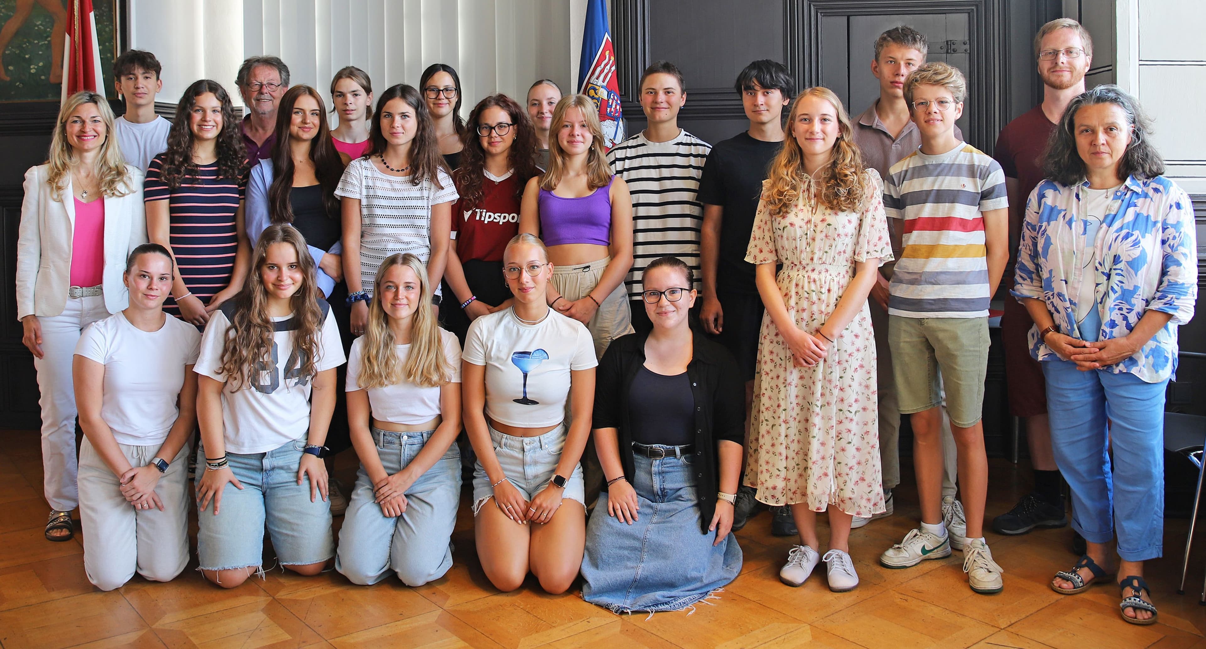 Bürgermeisterin Nadine Bernshausen empfängt eine Schüler*innen-Gruppe aus Tschechien im Marburger Rathaus zur Förderung von Begegnung, Austausch und Sprachkenntnissen.