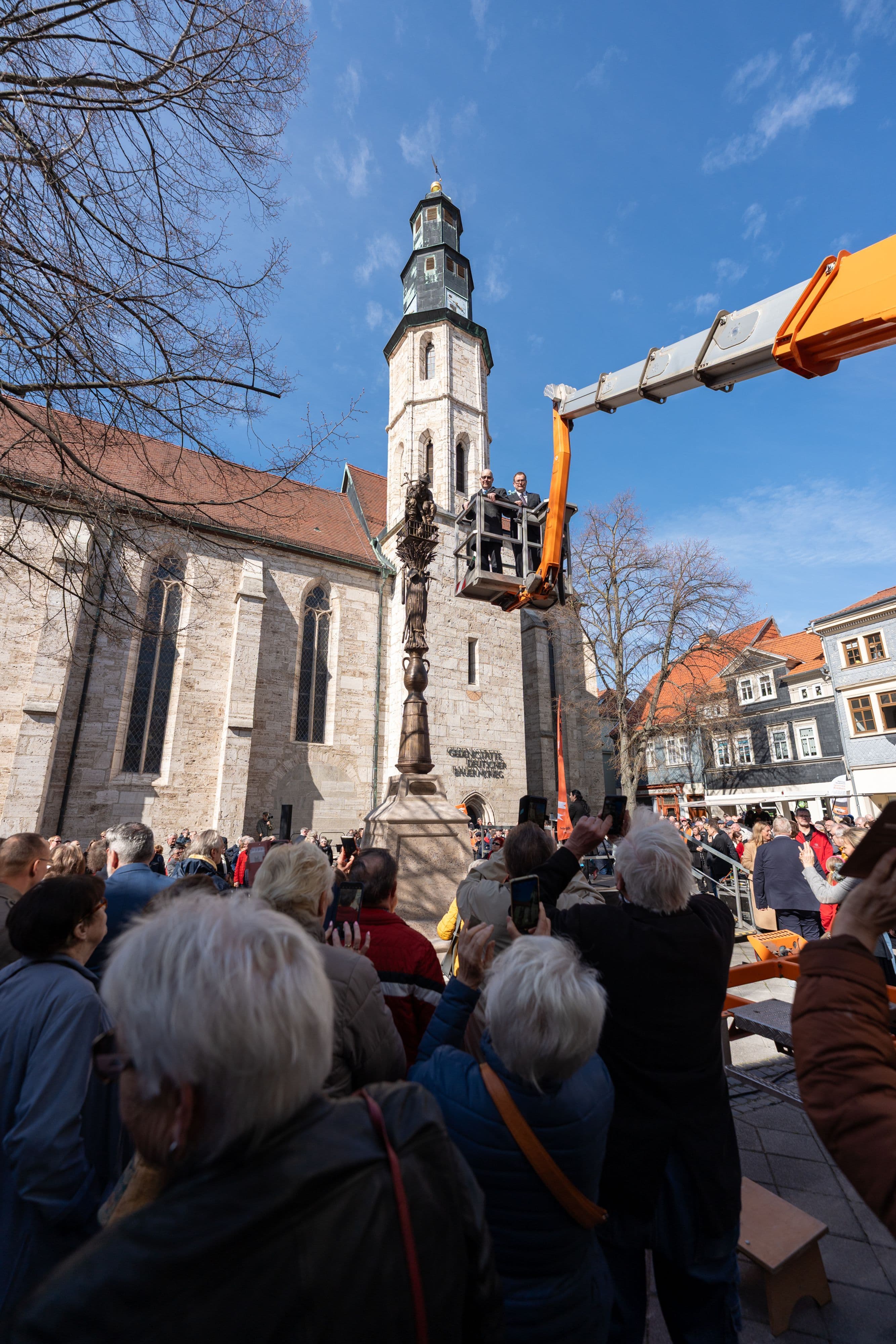 Künstler Timm Kregel trägt sich vor der Enthüllung der Bauernkriegssäule ins Goldene Buch ein.