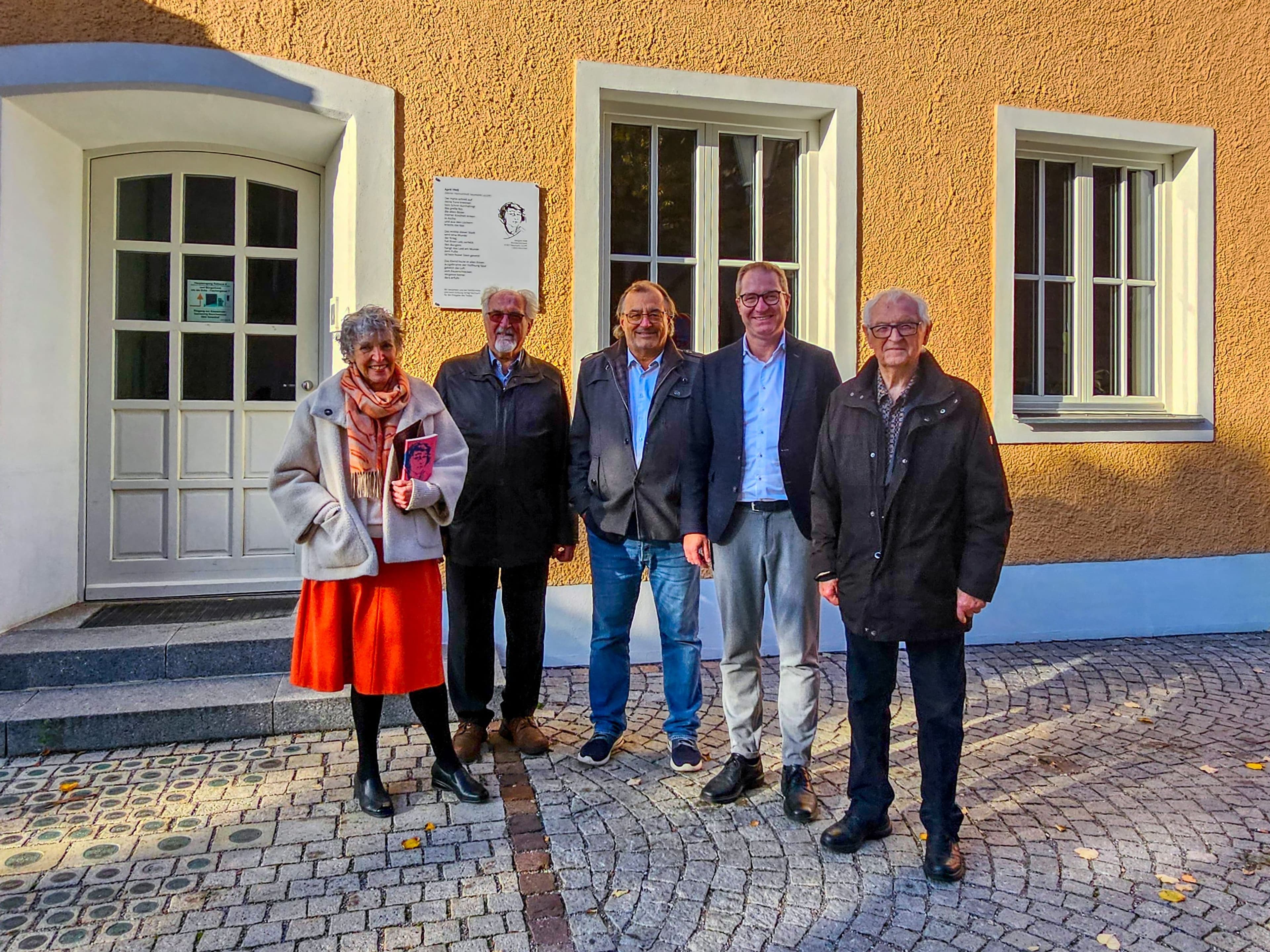 Gertrud Kasper, Rudi Bayerl, Peter Ehrensberger, Markus Ochsenkühn und Arnold Graf vor der neuen Gedenktafel.