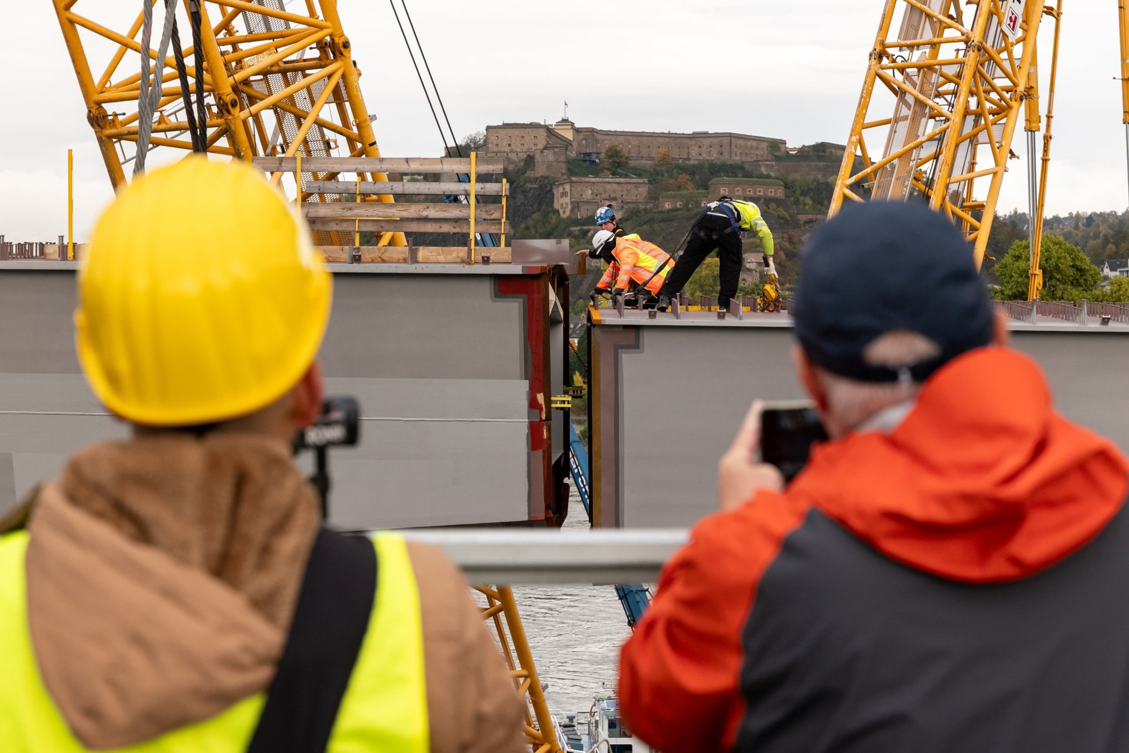 Pfaffendorfer Brücke: Stahlkoloss wächst über dem Rhein | Symbolbild