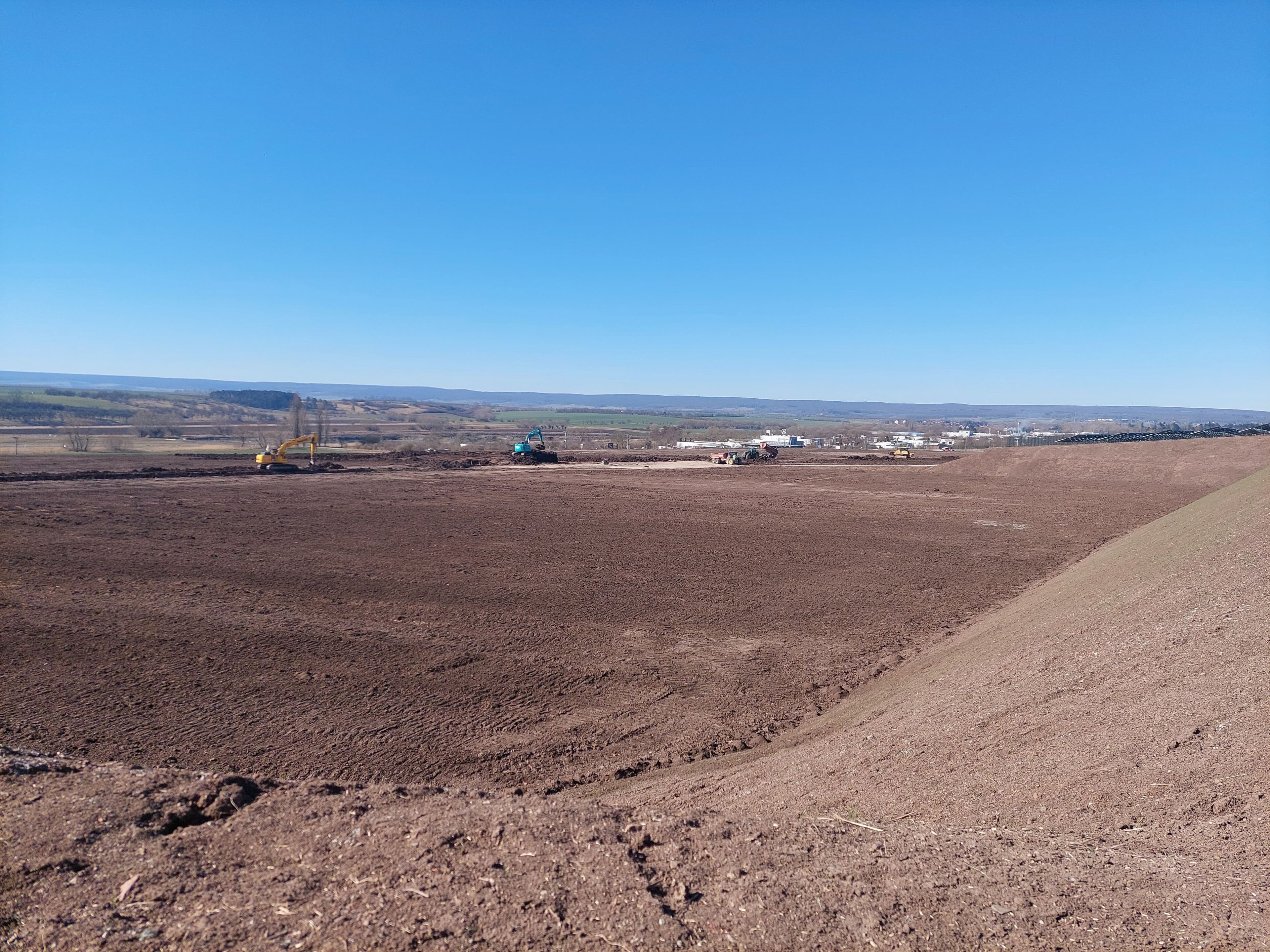 Im Industriegebiet „Auf dem Schadeberg“ wurde ein wichtiger Meilenstein erreicht: Die Geländeregulierung ist abgeschlossen, was den Fortschritt der Bauarbeiten sichtbar macht.