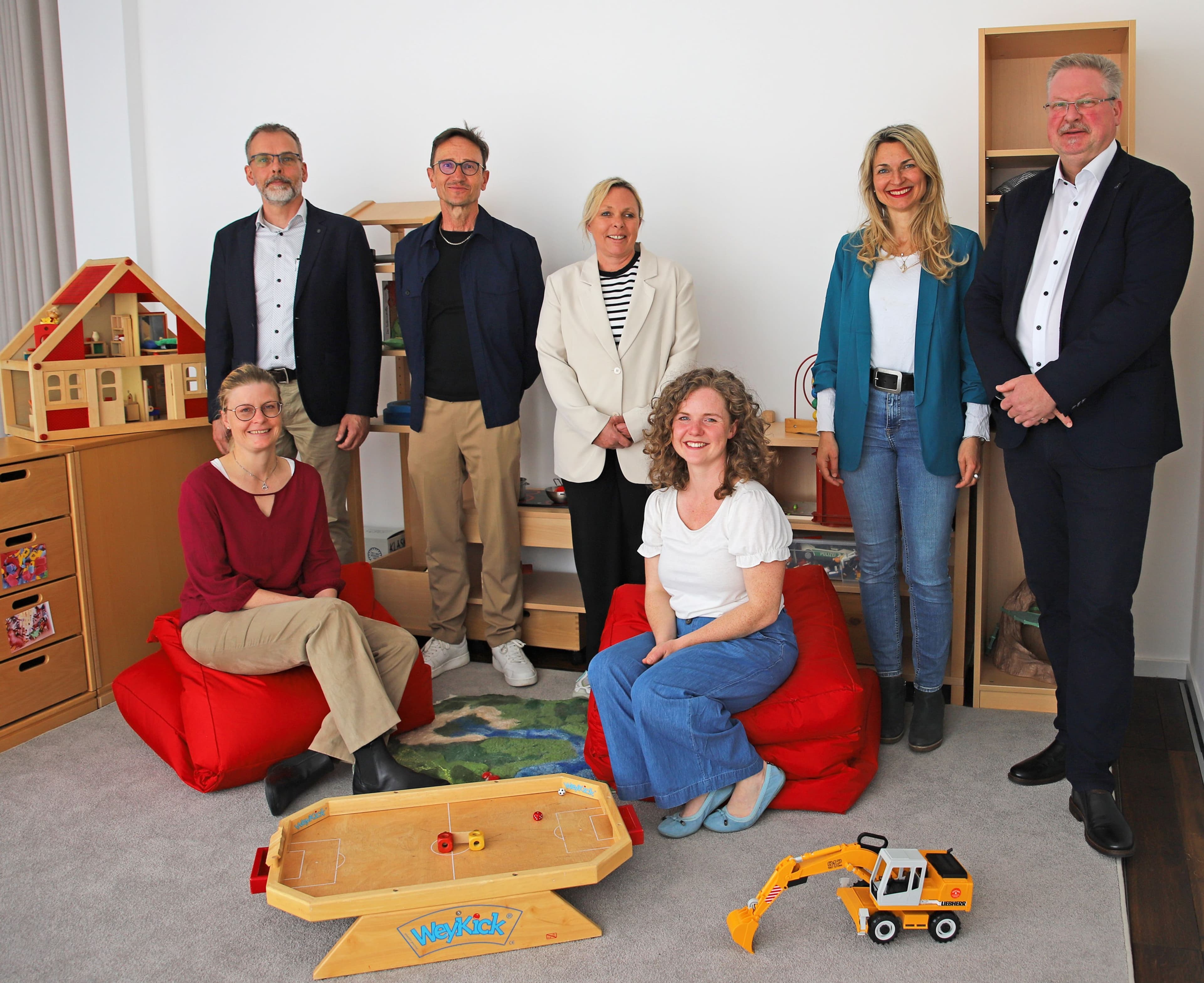 Bürgermeisterin Bernshausen begrüßt das Team der Erziehungsberatungsstelle in den neuen Räumen in Marburg-Cappel.