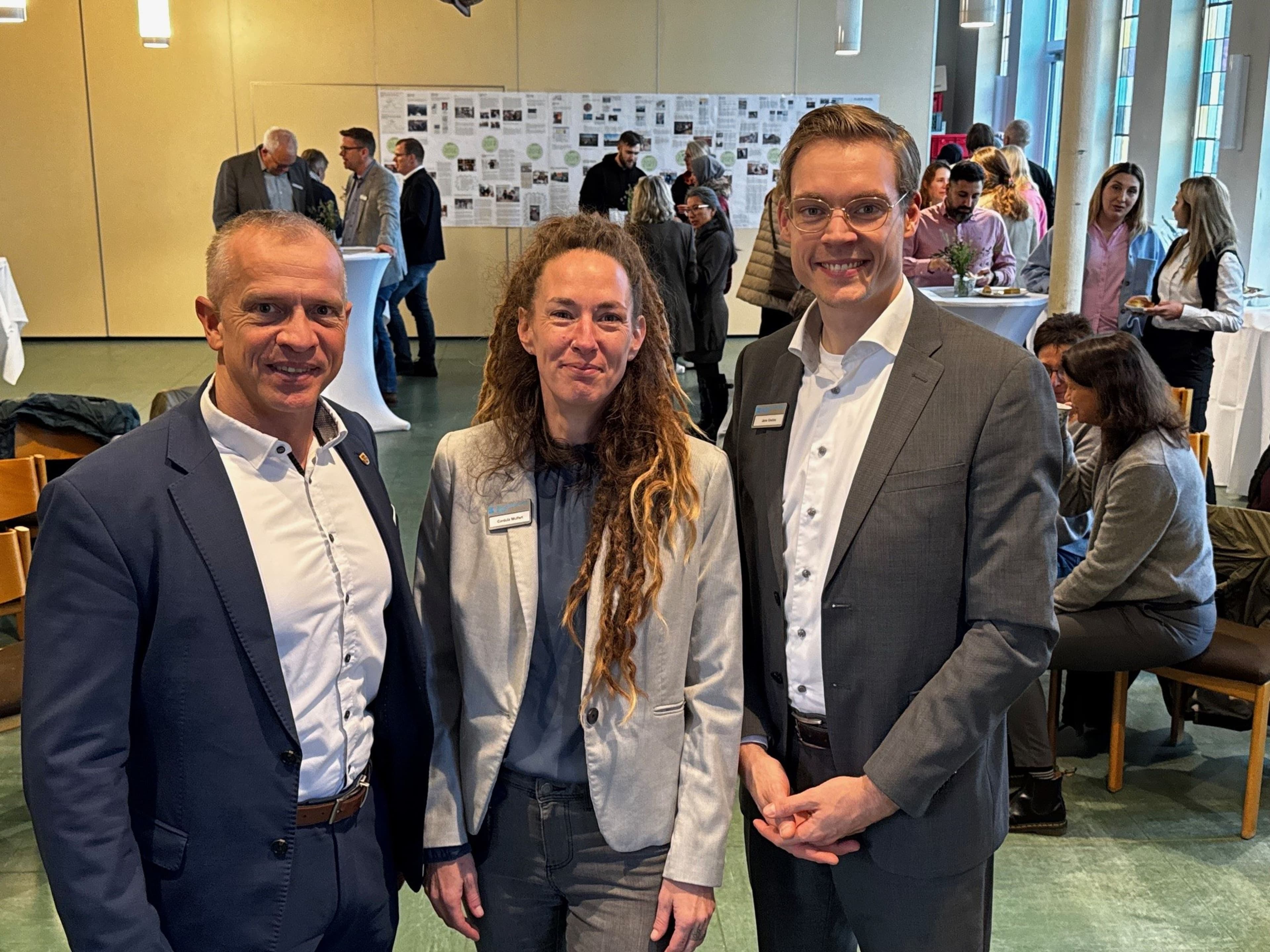 Bürgermeister Martin Kindl, Cordula Wulfert und Jens Grehm beim Jubiläum der Fachstelle Migration.