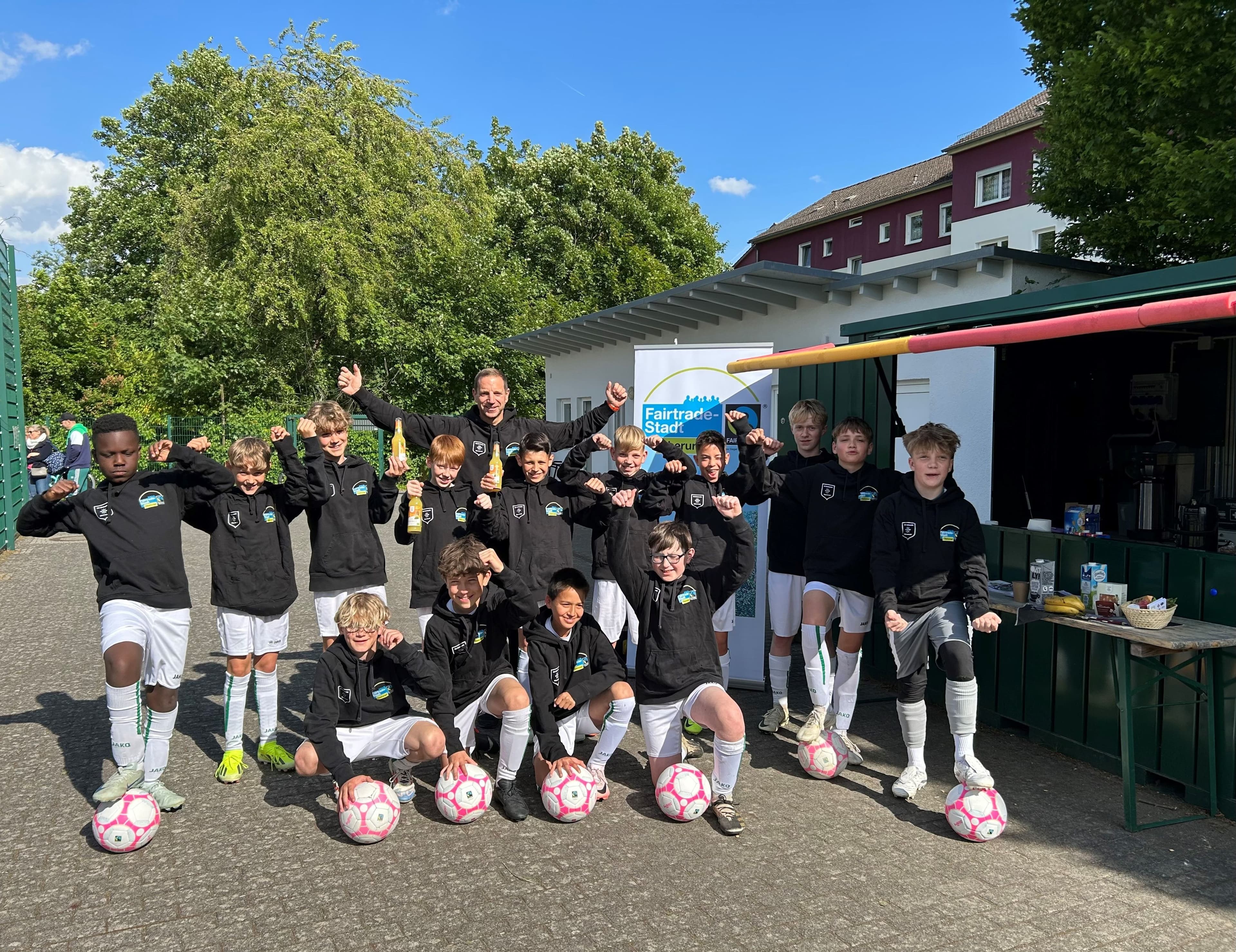Die erfolgreiche Jugendfußballmannschaft des Vereins in Oberursel nach saisonalem Doppelerfolg.