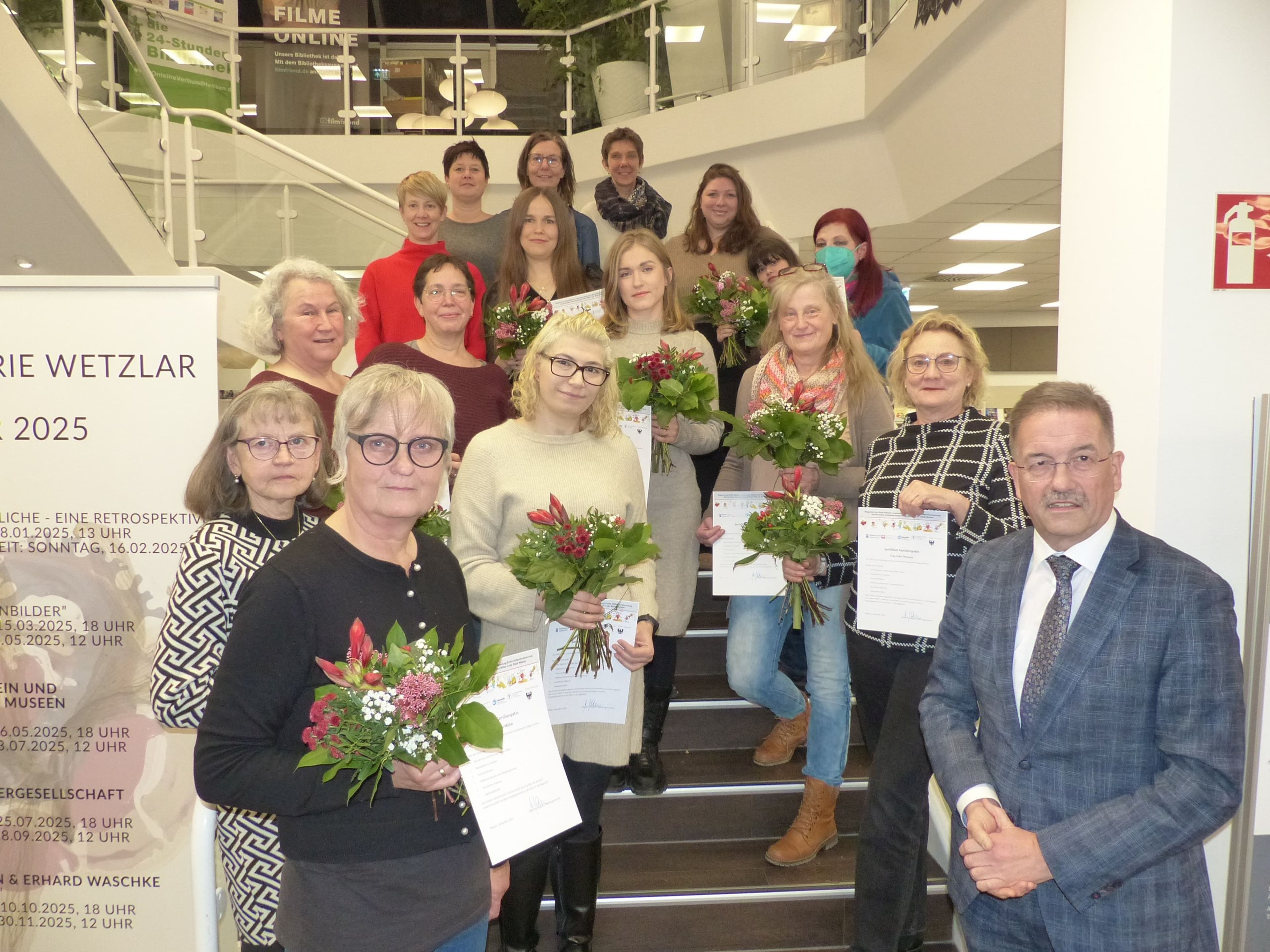 Oberbürgermeister Wagner überreicht Zertifikate an neue Familienpatinnen in der Stadtbibliothek.