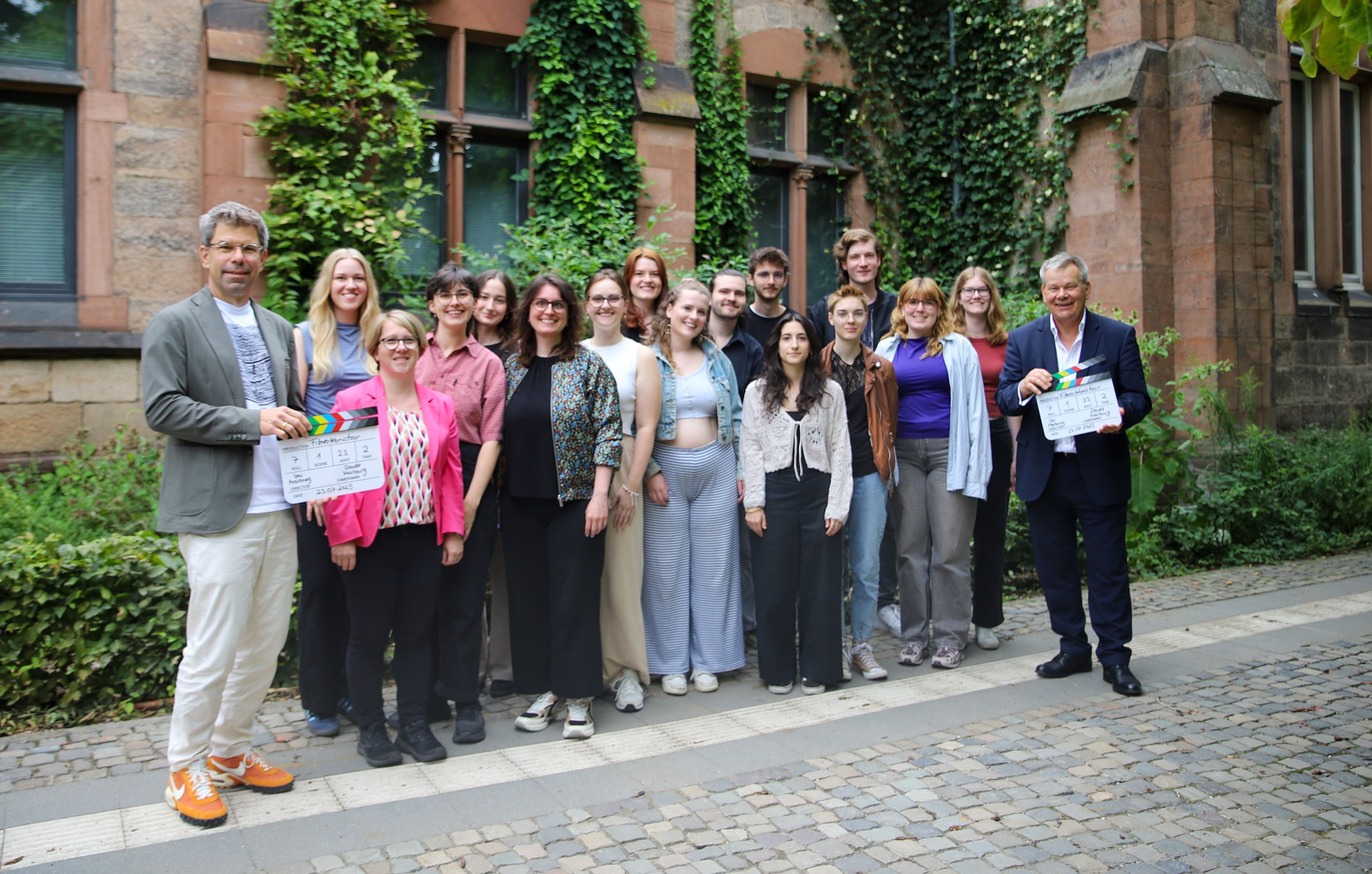 Oberbürgermeister Dr. Spies und Prof. Dr. Nauss eröffnen mit Studierenden die Filmerlebnistour in Marburg.