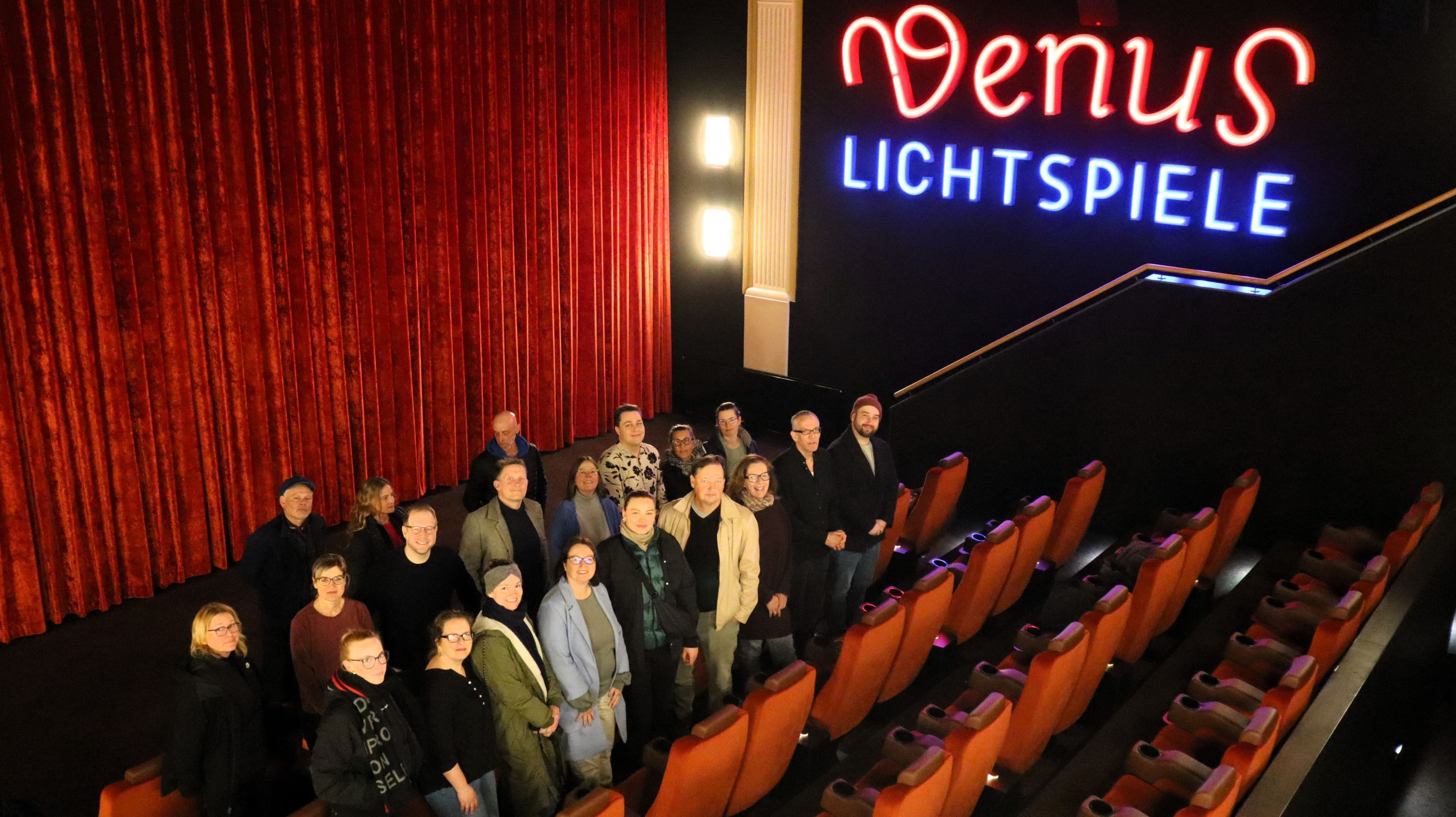 Die Filmscouts und Journalisten starten ihre Erkundungstour durch die historische Altstadt von Beelitz, beginnend im Neuen Lichtspielhaus, und entdecken die charmanten Gassen und historischen GebÀude.