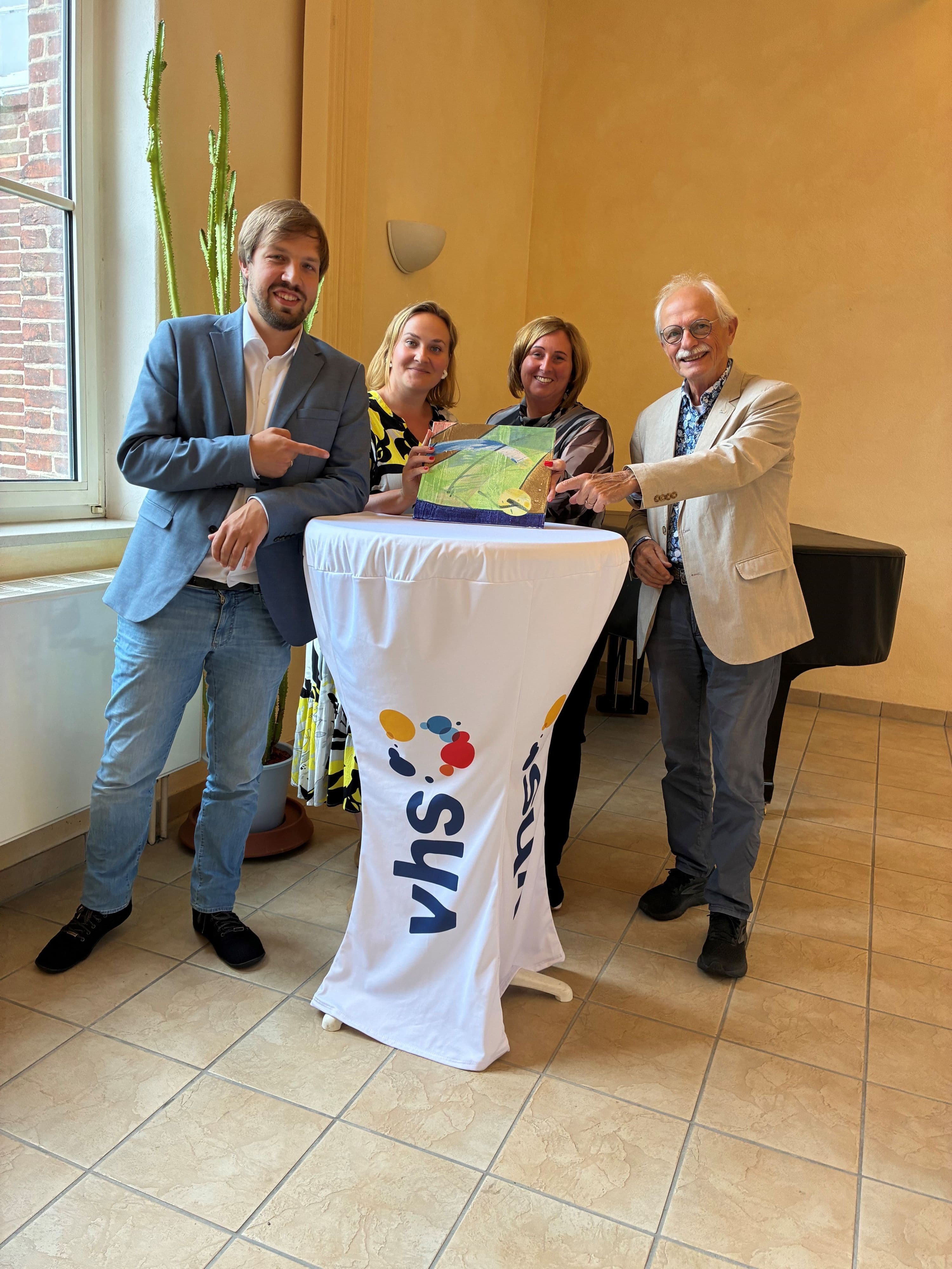 Die VHS Schleswig erhĂ€lt das LQW-QualitĂ€tssiegel bei feierlicher Ăbergabe.