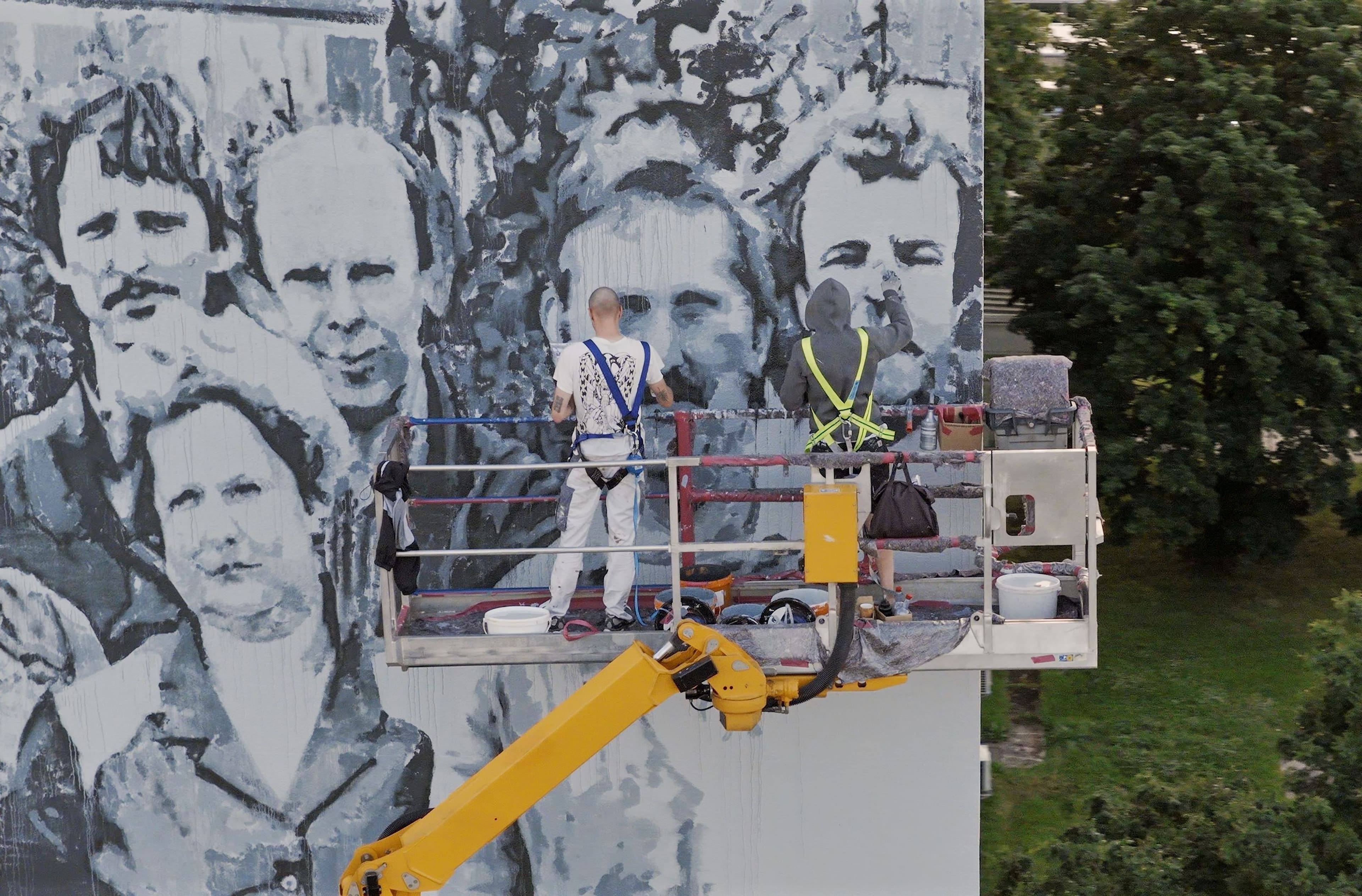 Hendrik Beikirch und Elia Horbert arbeiten am Wandbild „Future is Past“ in Chemnitz., Mädchen-Porträt von Hendrik Beikirch an einer Hausfassade in Koblenz-Lützel.