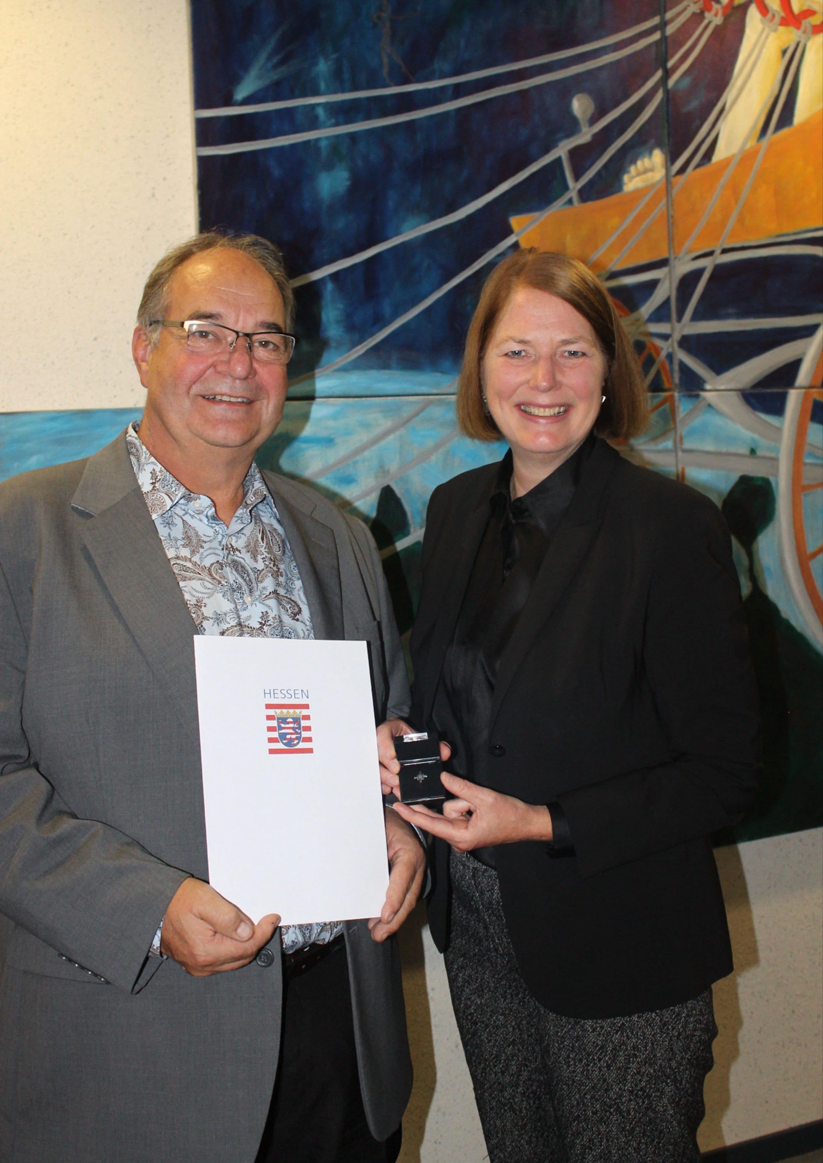 Volker Göbel erhält von Bürgermeisterin Antje Runge den Ehrenbrief des Landes Hessen., Volker Göbel mit den Gästen seiner Feierstunde zur Verleihung des Ehrenbriefs des Landes Hessen.