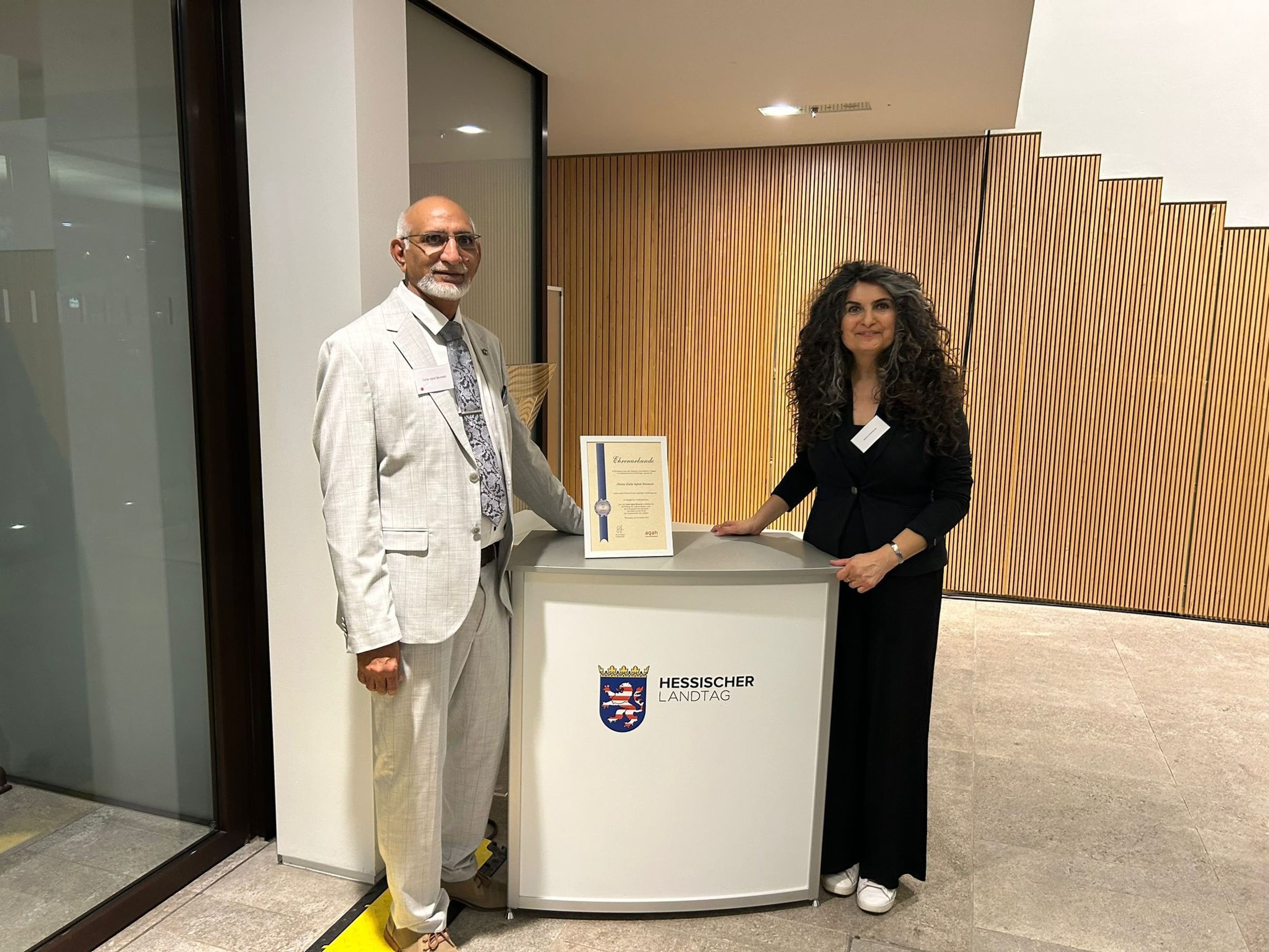 Ehrung von Zafar Iqbal Muneeb mit Vertretern des Ausländerbeirats Hessen und Politikern.