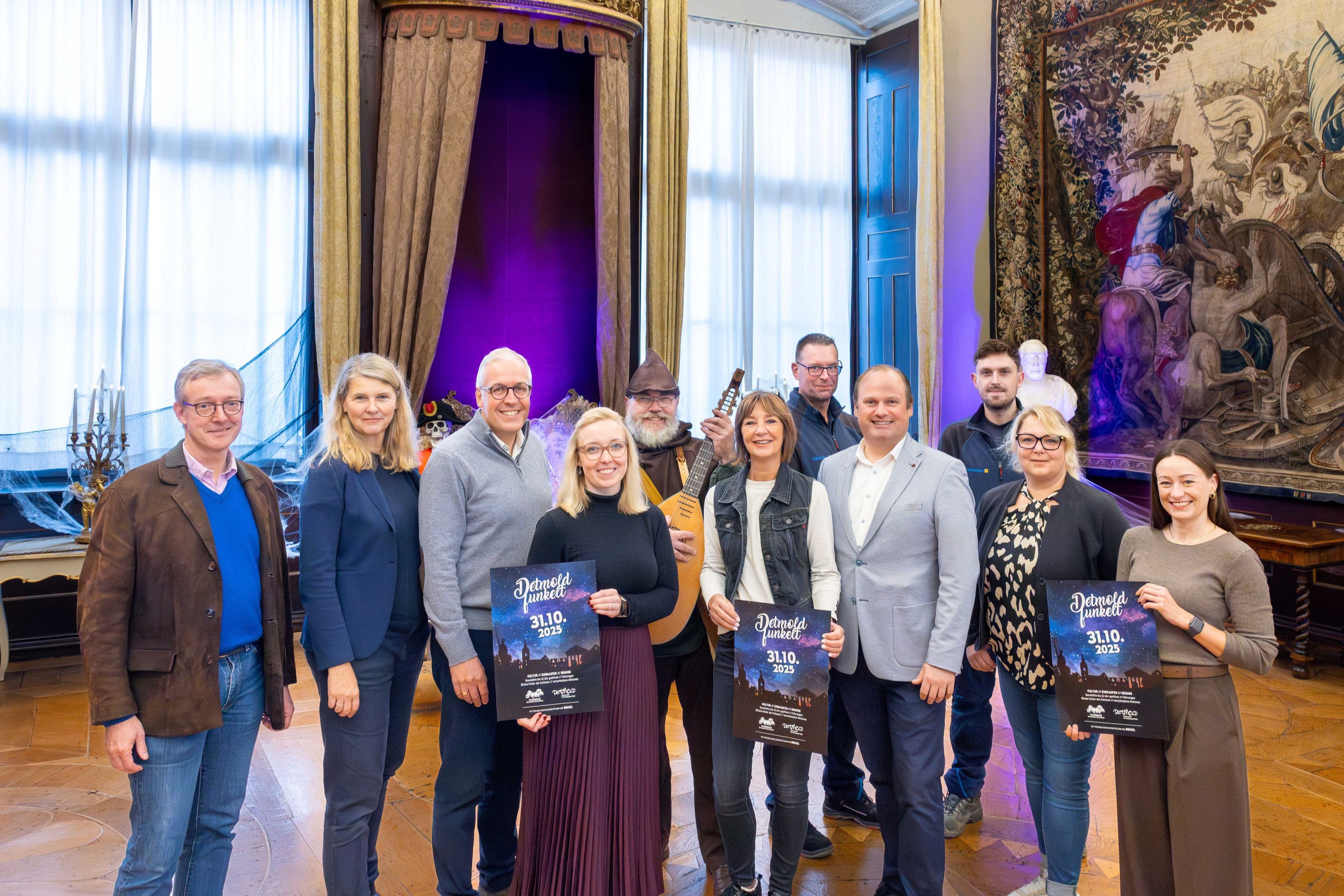 Vertreter aus Handel, Museen und Kultur prĂ€sentieren das Programm von âDetmold funkeltâ auf dem Gruppenfoto.