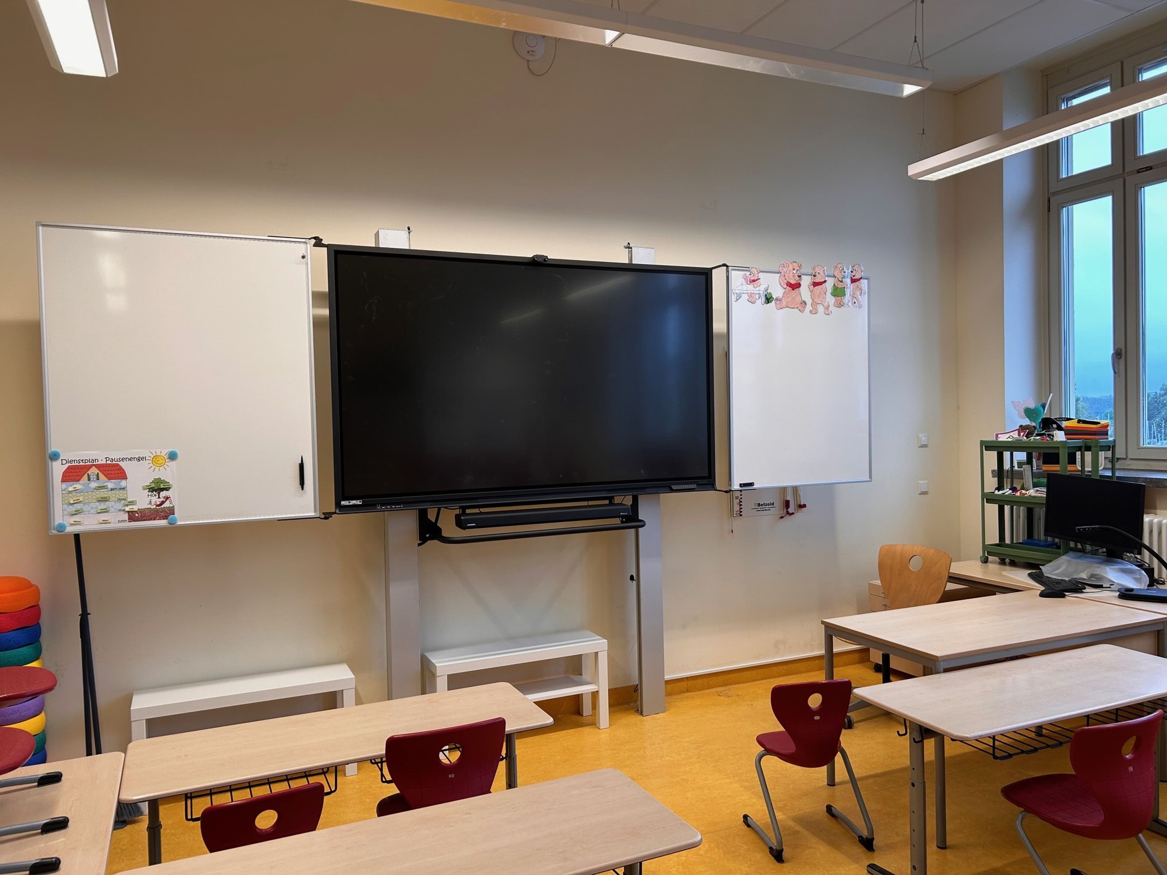Digitale Tafel in der Heine-Grundschule zeigt den Fortschritt der Digitalisierung an Schulen. Digitale Tafel in der Heine-Grundschule zeigt den Fortschritt der Digitalisierung an Schulen.