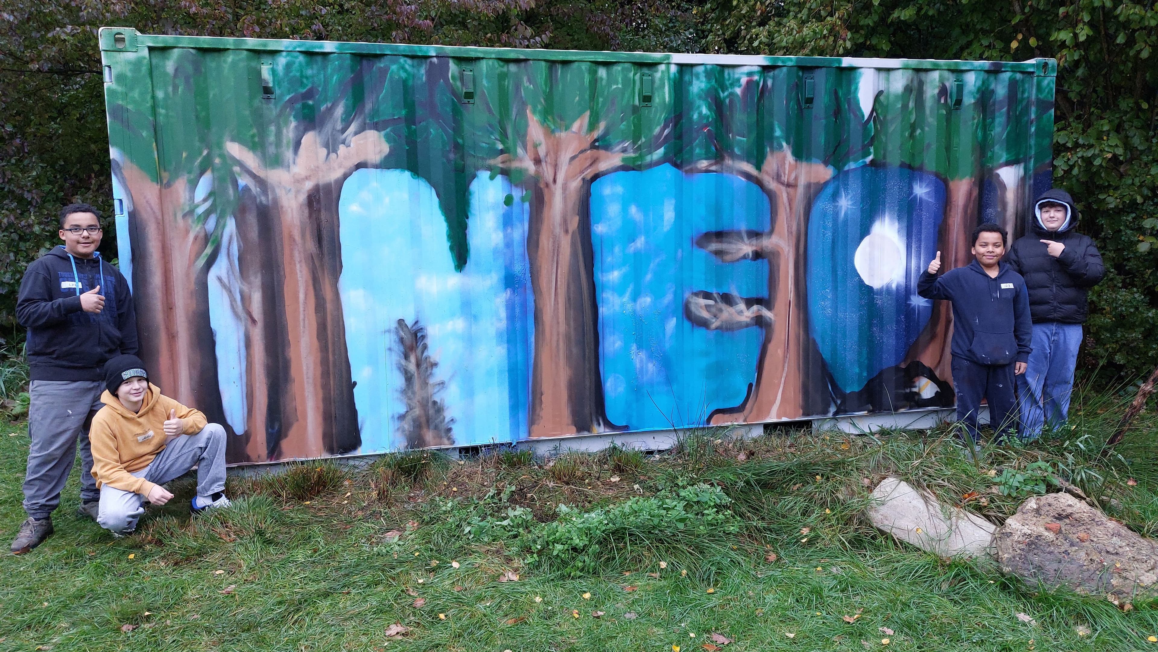 Jugendliche gestalten ein Kunstwerk am Naturerlebnisort (NEO) Jever im Rahmen eines Workshops.