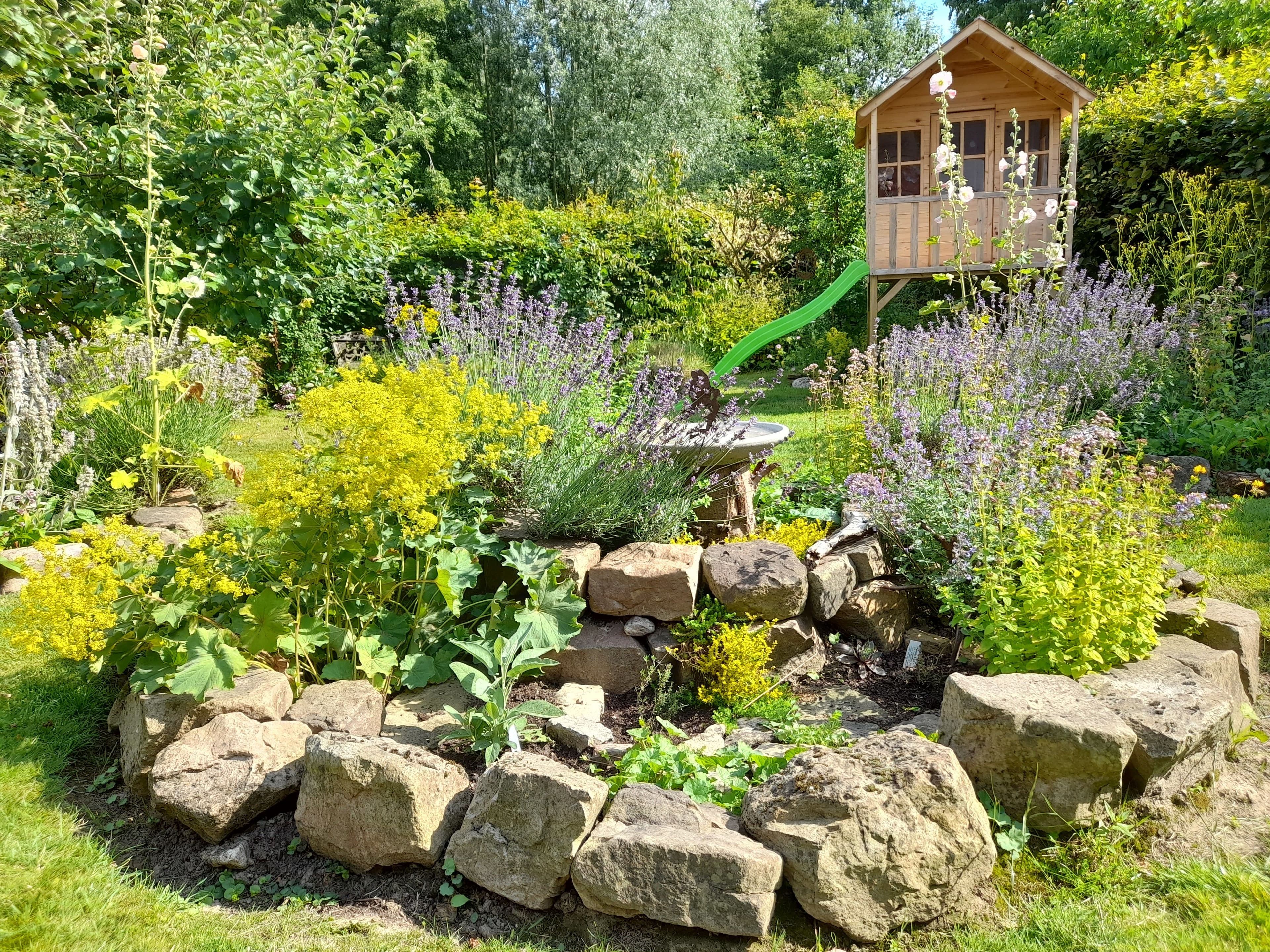 Der Garten von Lena Morgenstern als Siegerbeitrag des Wettbewerbs mit Gemüsebeeten und Blumenstreifen., Ein Steinkreis ziert den Garten von Inga Thorn, der Platz vier im Wettbewerb erreichte.