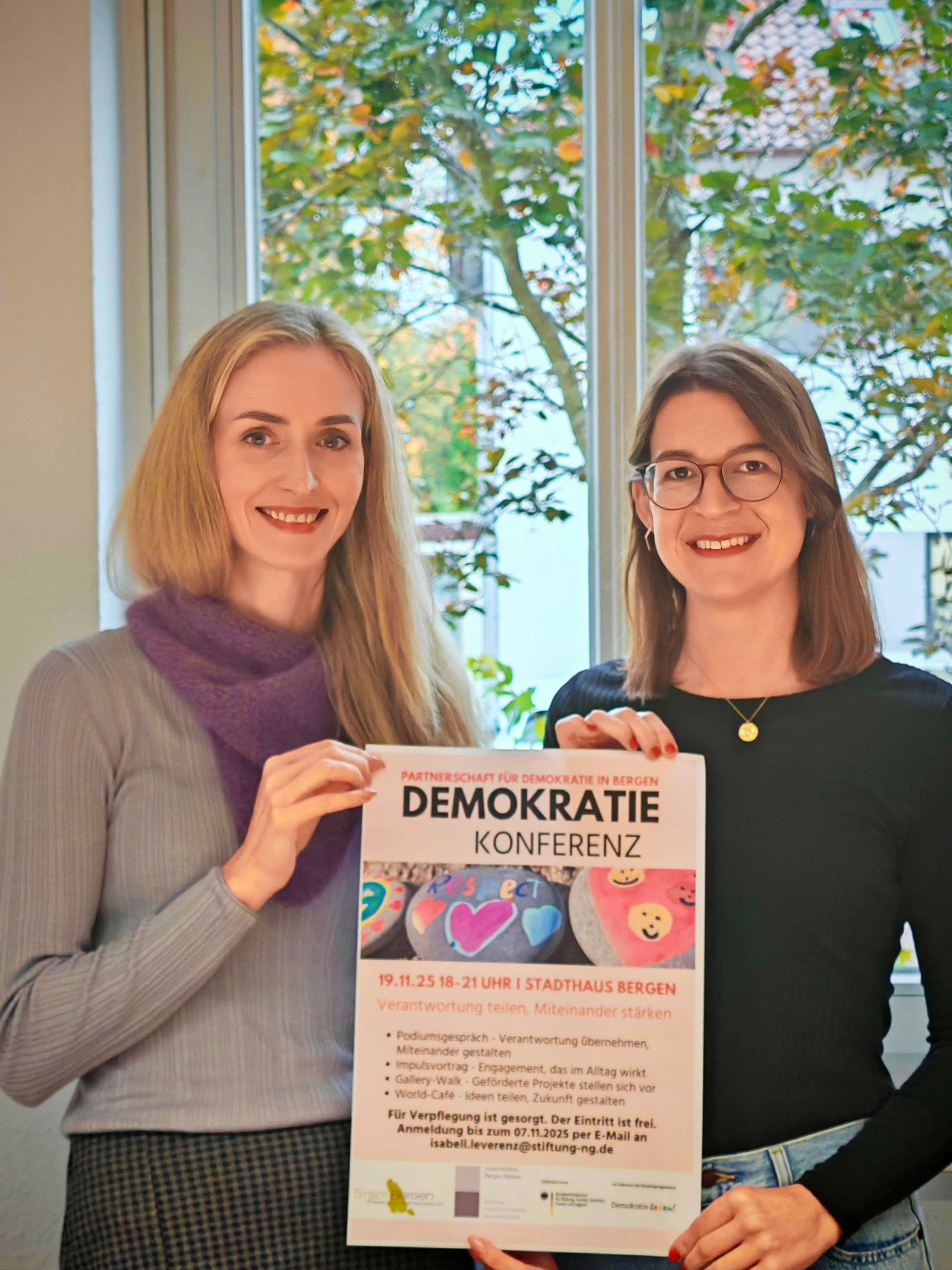 Anna Shevchuk und Isabell Leverenz laden zur Demokratiekonferenz 2025 in Bergen ein.