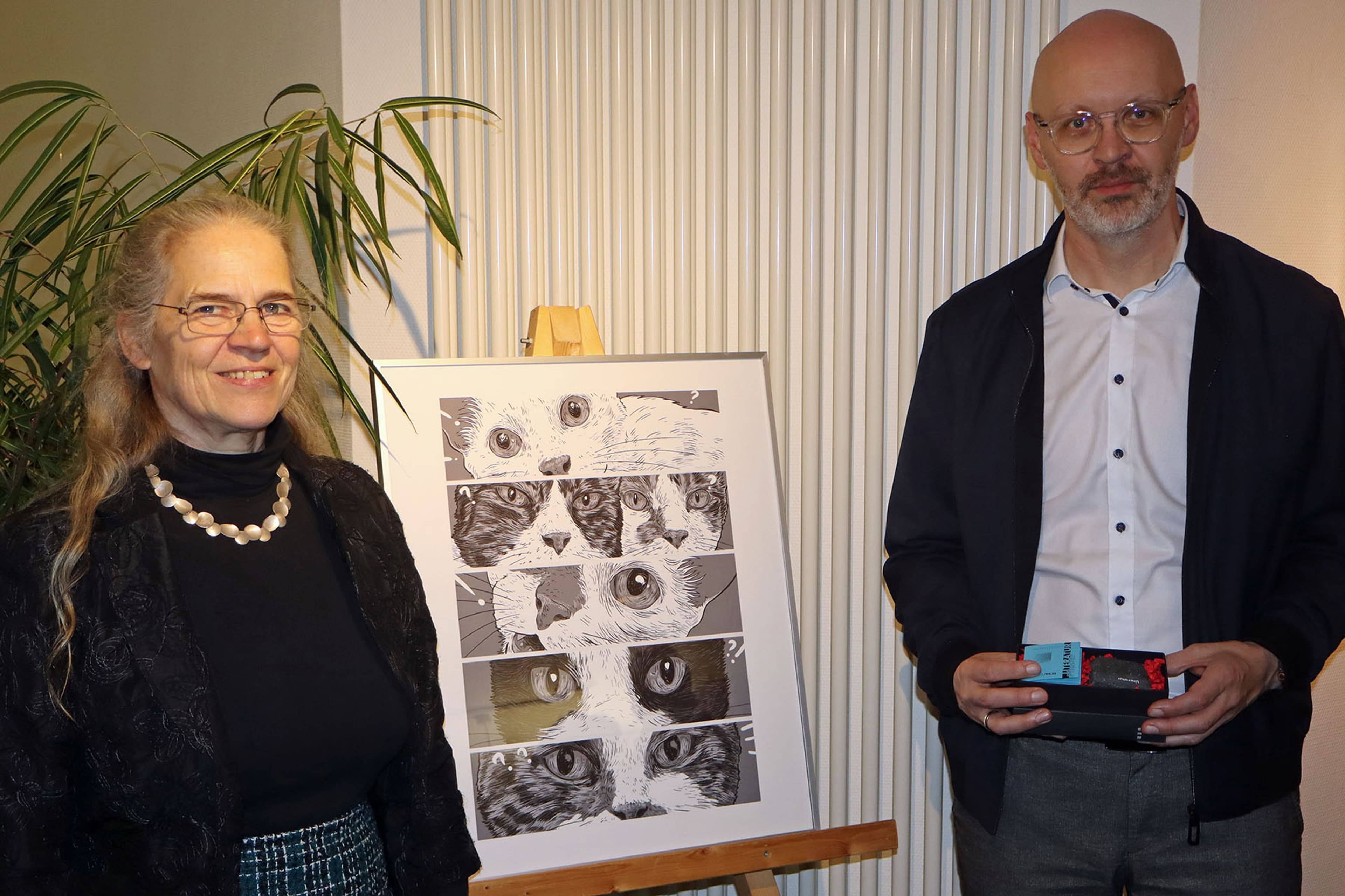 Besucherinnen bei der Ausstellungseröffnung mit Werken von Archie Oclos im Literaturpflaster Wittgenstein.