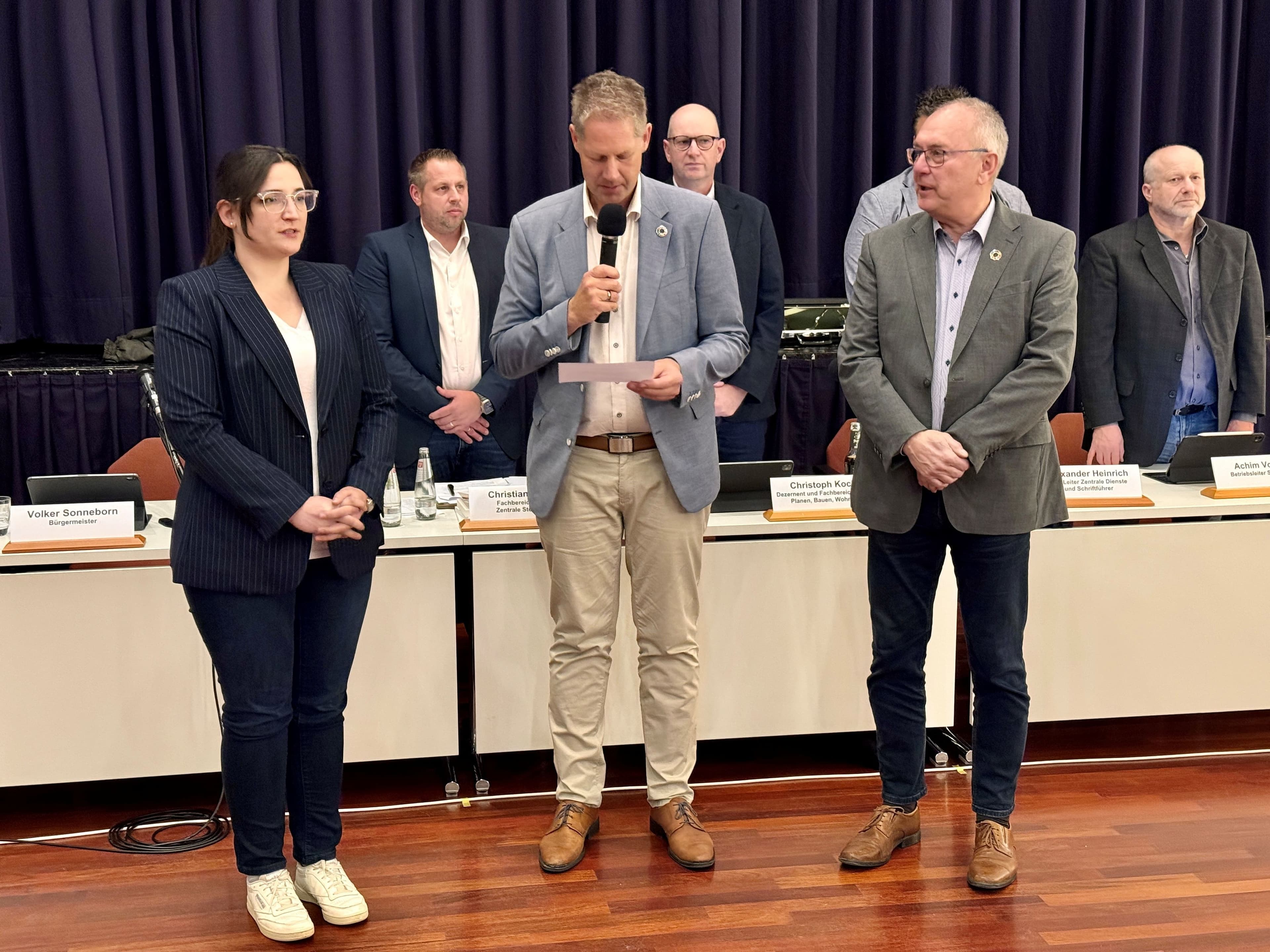 Vereidigung des neuen Bürgermeisters im Kreis von Stadtverordneten und Dezernenten.