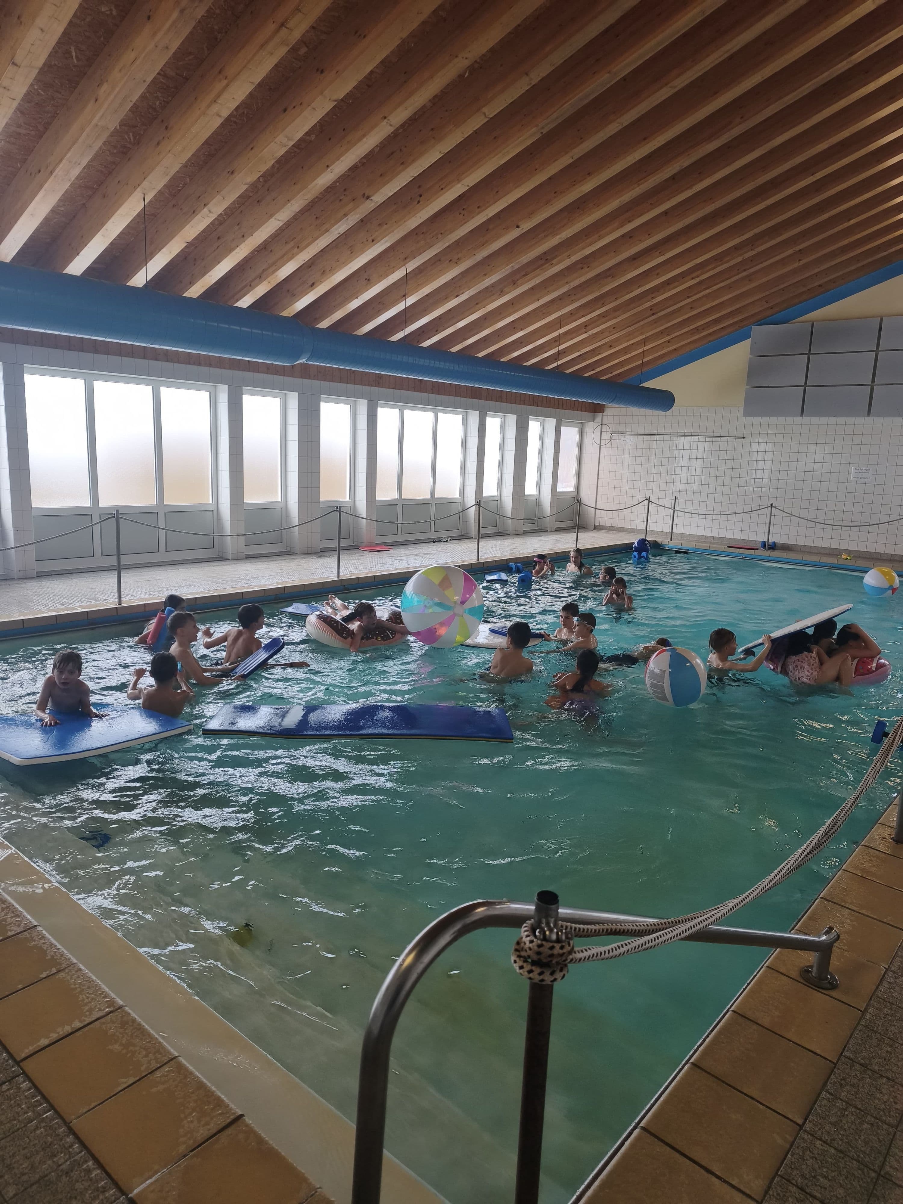 Kinder feiern das Schulhalbjahr mit Poolparty und Hindernisparcours in der Turnhalle. Kinder feiern das Schulhalbjahr mit Poolparty und Hindernisparcours in der Turnhalle.