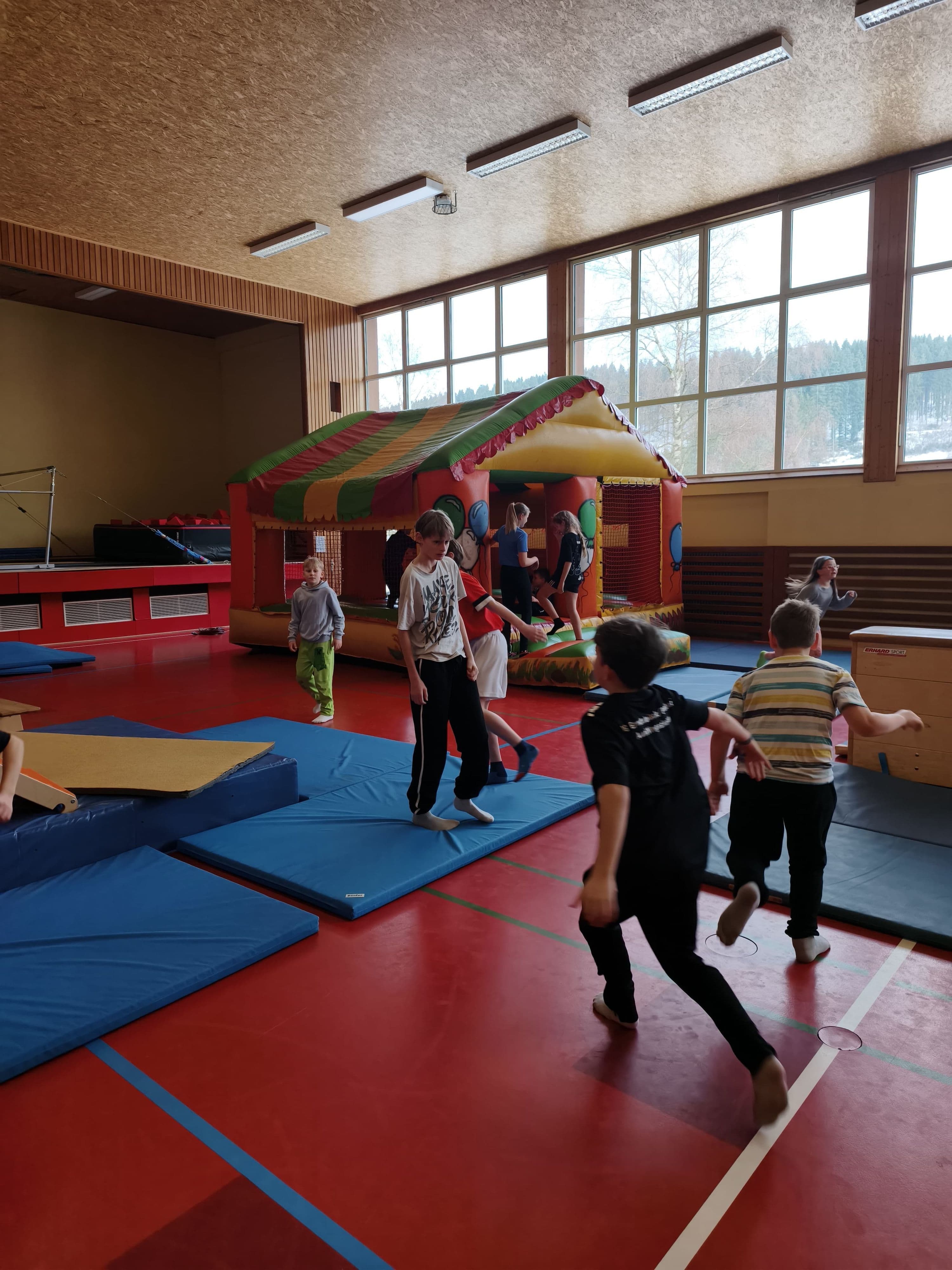 Bunte Poolparty zum Schulhalbjahresabschluss | Symbolbild