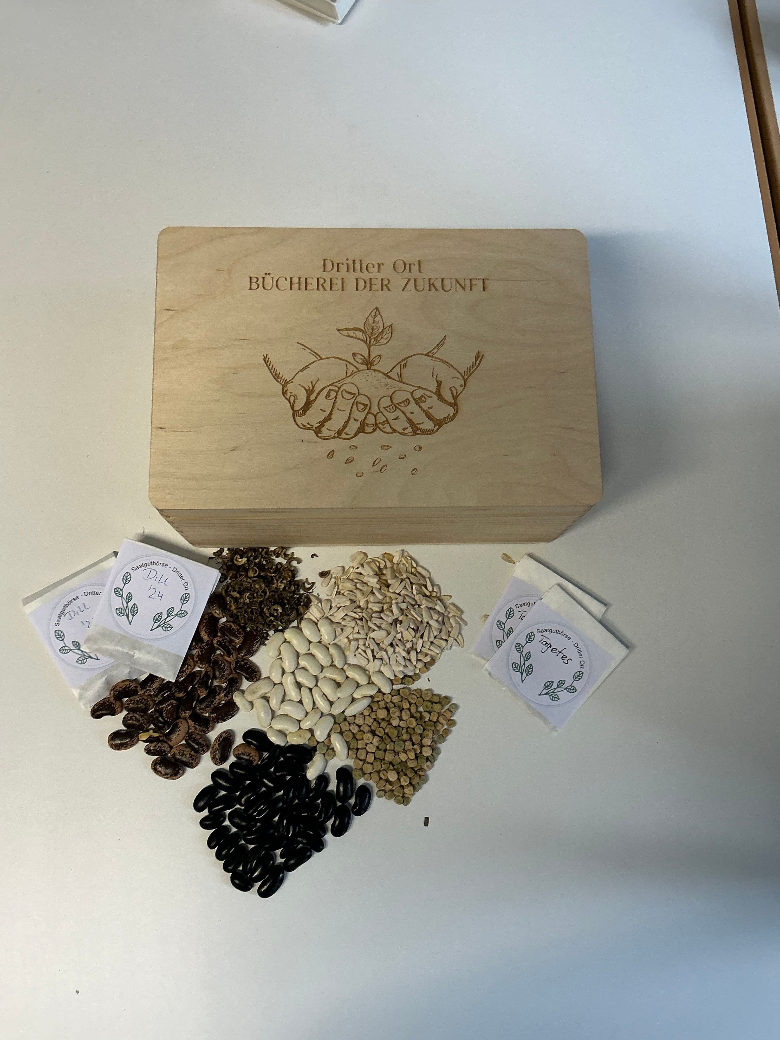 Bei der Saatgutbörse tauschen Teilnehmende Saatgut fĂŒr die kommende Gartensaison.