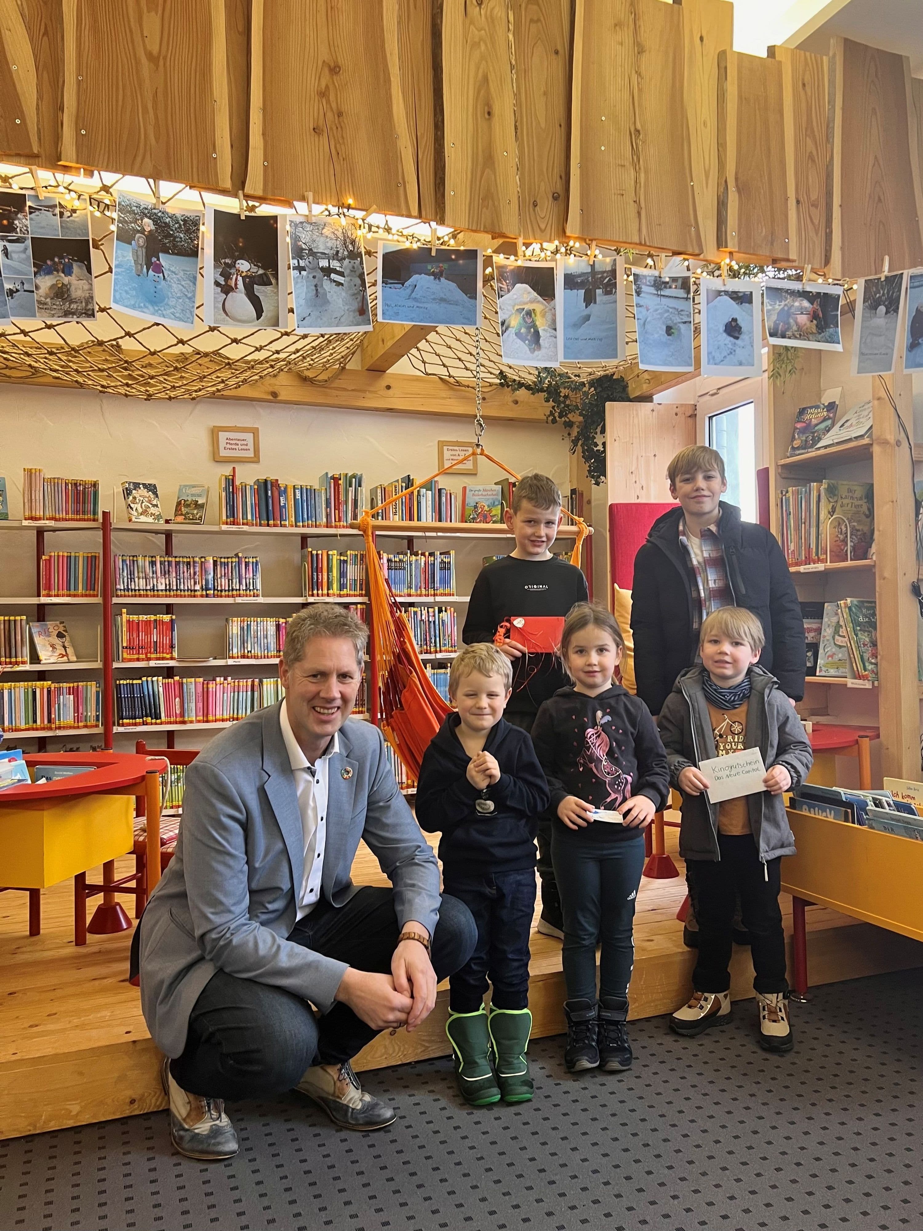 Volker Sonneborn ĂĽberreichte den Gewinnern der winterlichen Verlosung ihre Preise.